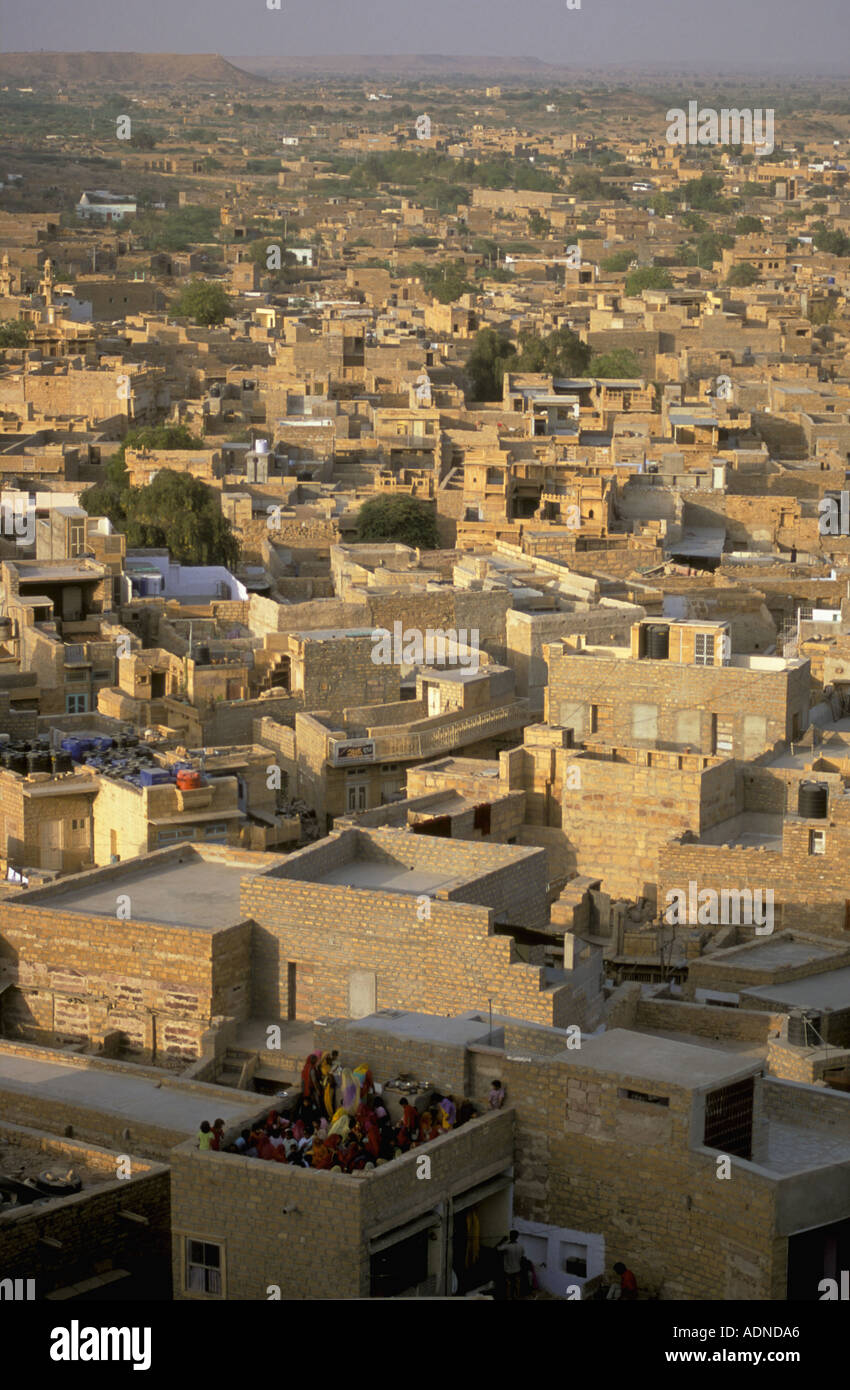 Indien einlaufendes Ansicht der Stadt Frauen auf Dach im Vordergrund Stockfoto
