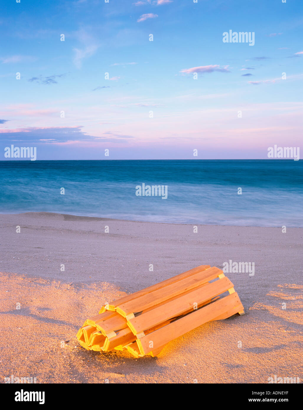 aufgerollt Strandmatte am Strand von Empuriabrava, Costa Brava, Katalonien, Spanien, Europa Stockfoto