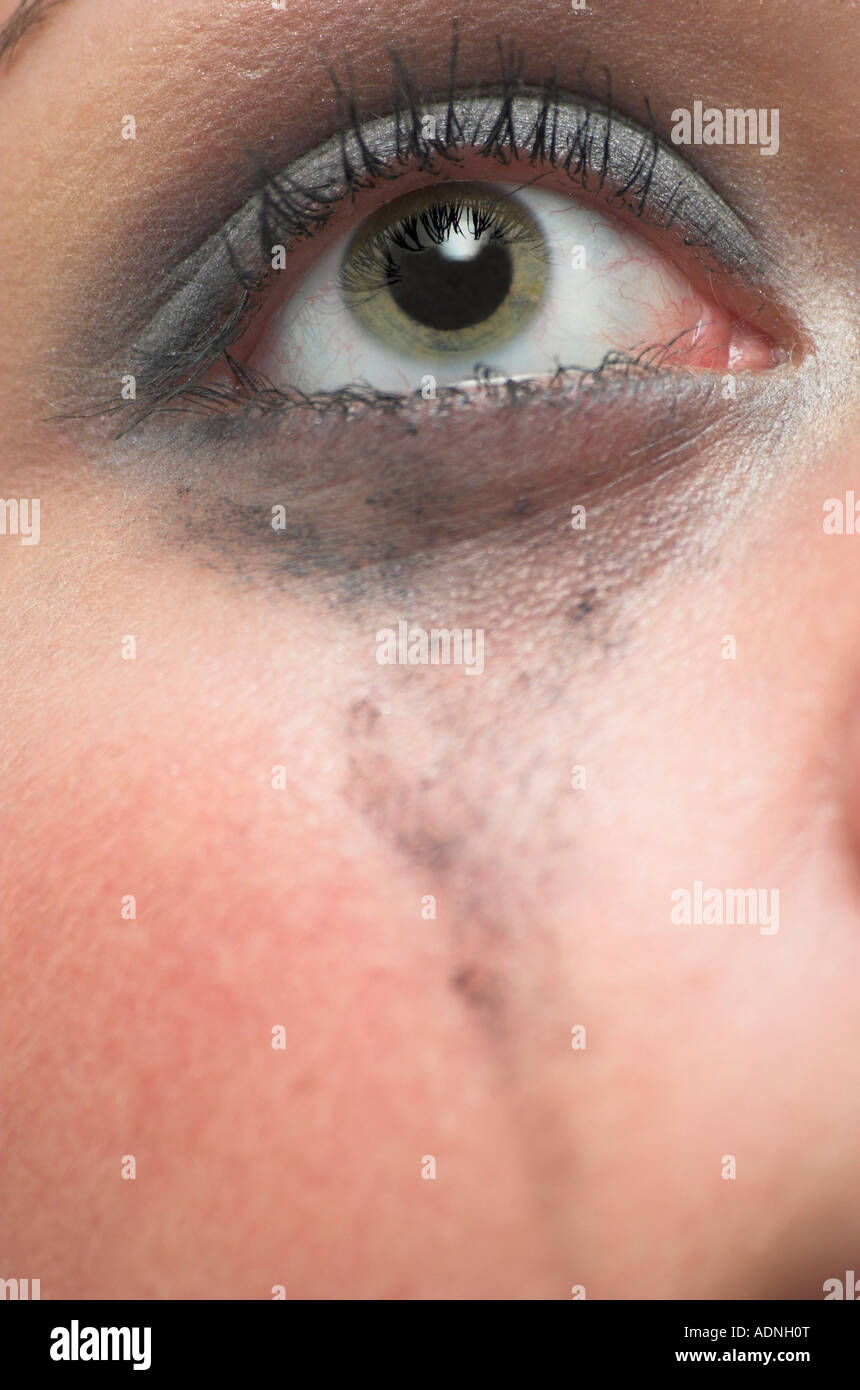 Junge Frau, die weint mit verschmierte Wimperntusche auf Gesicht  Stockfotografie - Alamy