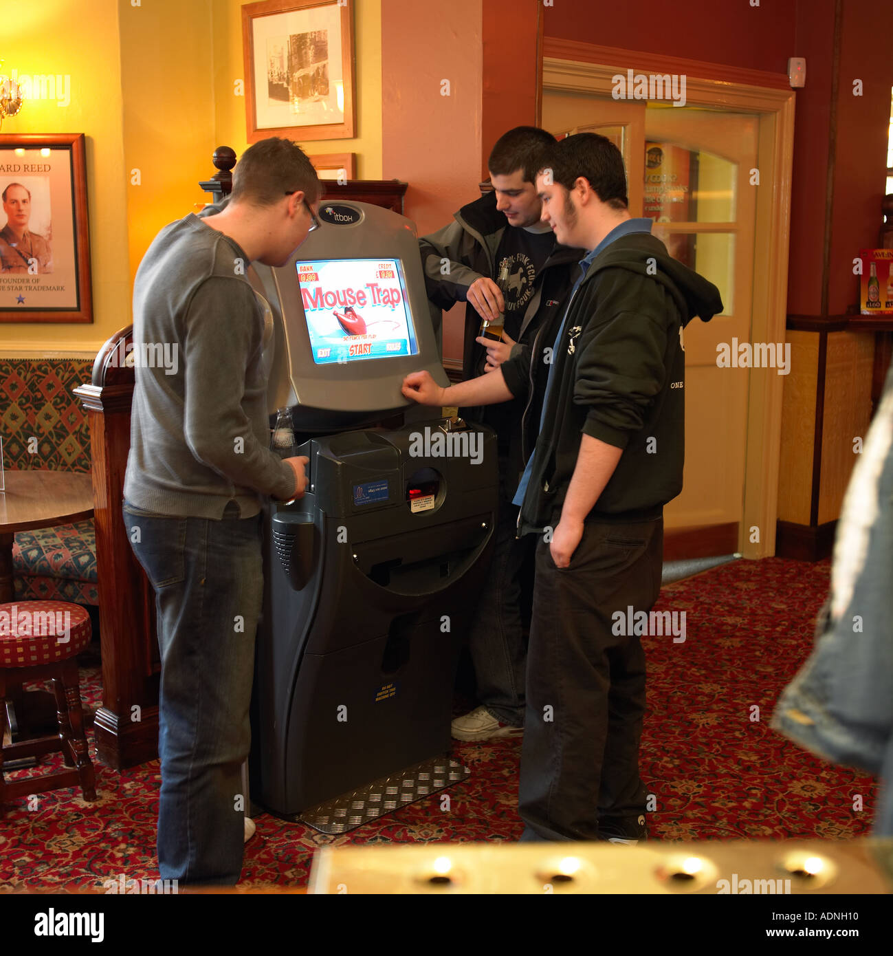 junge Männer im Pub elektronisches Spiel Stockfoto