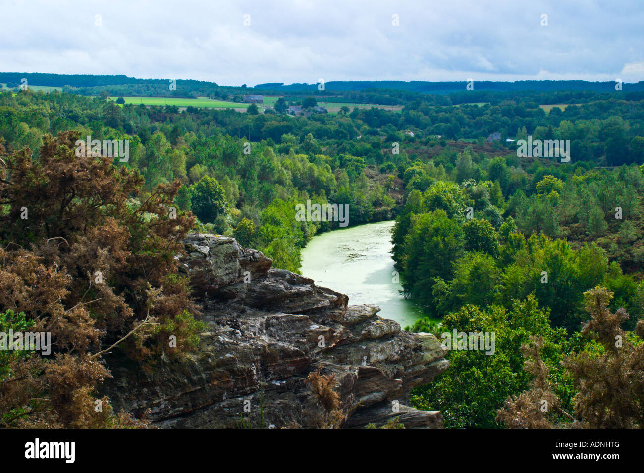 Klippe mit Blick auf einen See in St Just Stockfoto