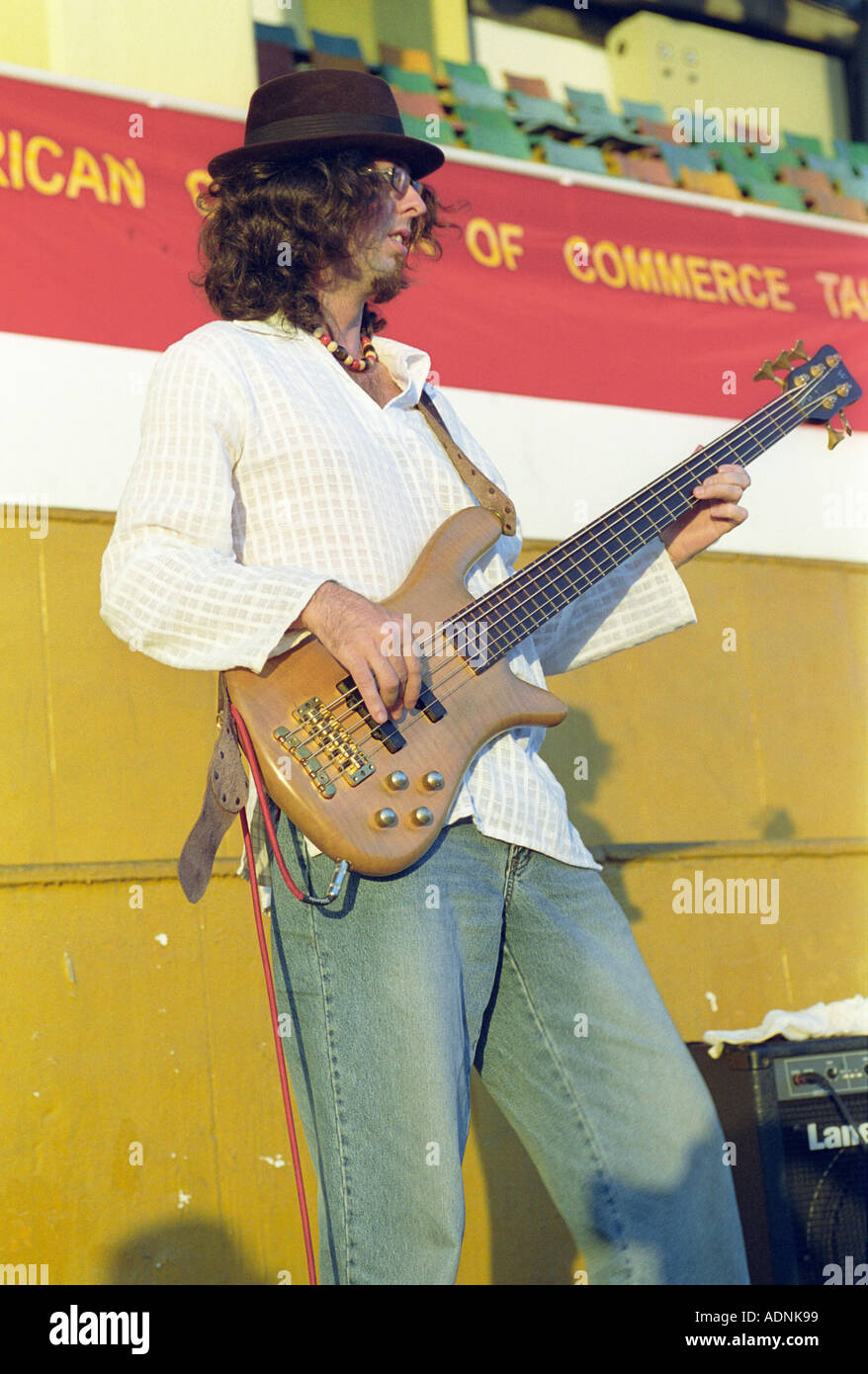 Man spielt Bass-Gitarre Stockfoto