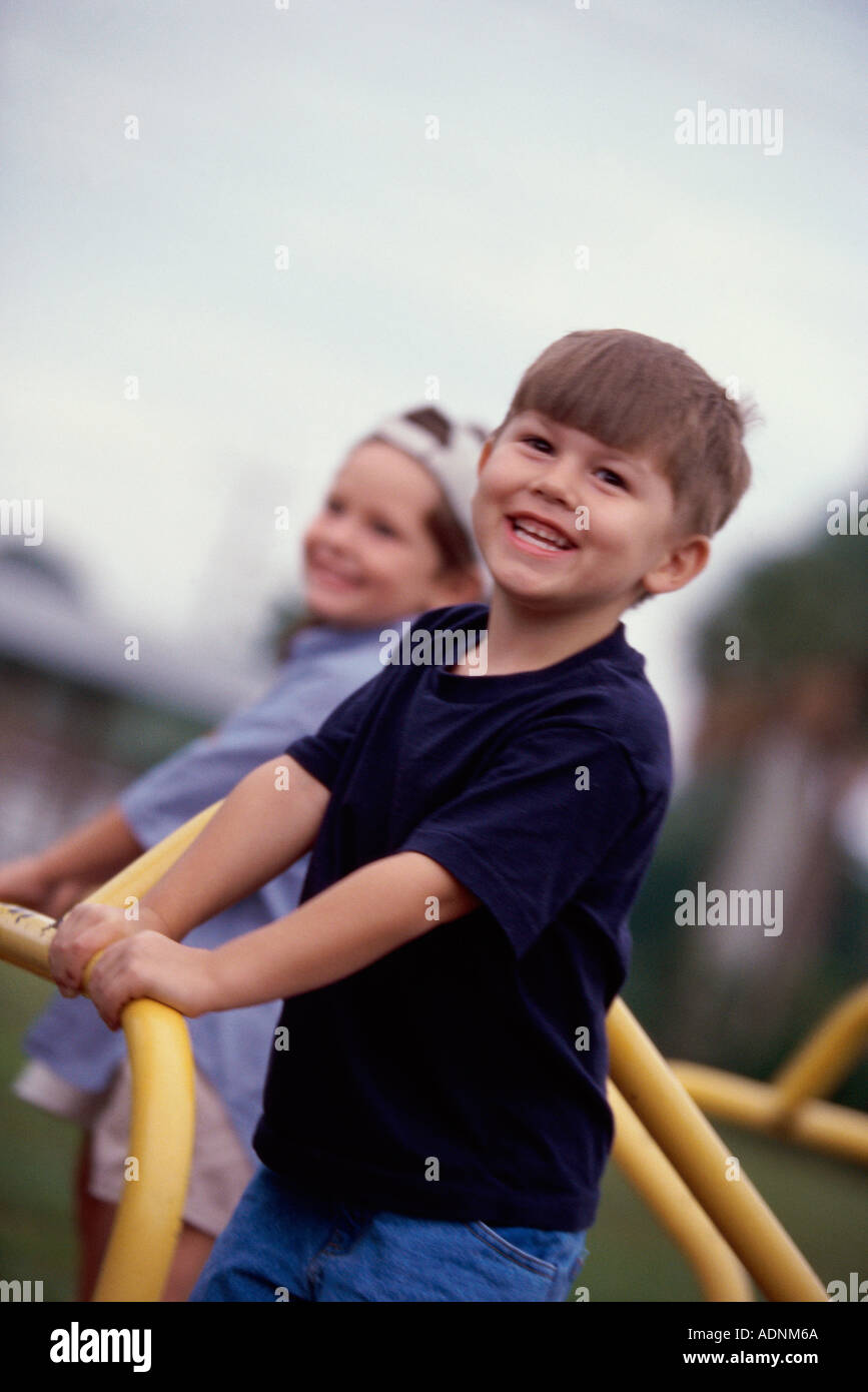 Porträt von zwei jungen, stehend auf einem Karussell Stockfoto