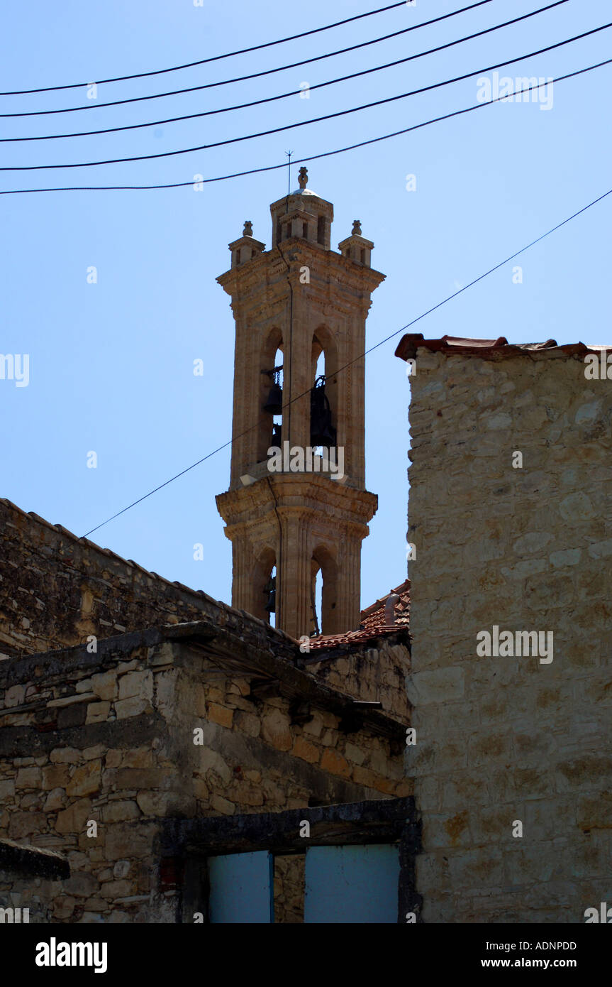 Kirche-Turm und Kabel Omodos-Zypern Stockfoto