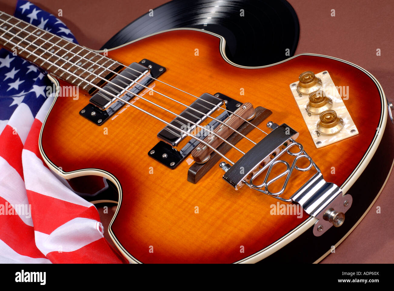 Reproduktion der Höfner 500 Bassgitarre berühmt geworden durch Paul  McCartney mit einem amerikanischen Stars And Stripes Flagge und  Schallplatte Stockfotografie - Alamy
