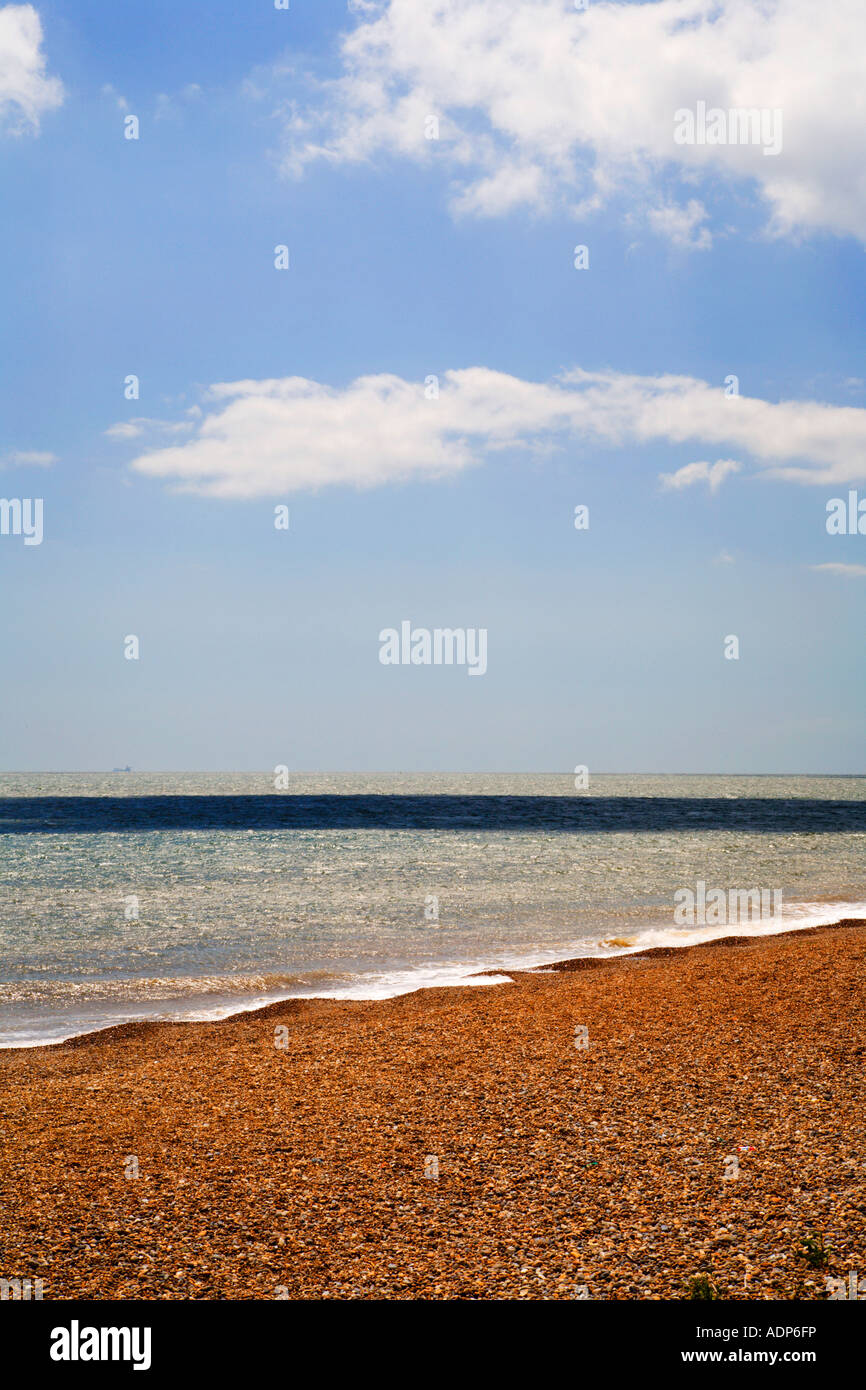 Kies-Strand-Meer und Himmel bei Aldeburgh Suffolk England Stockfoto
