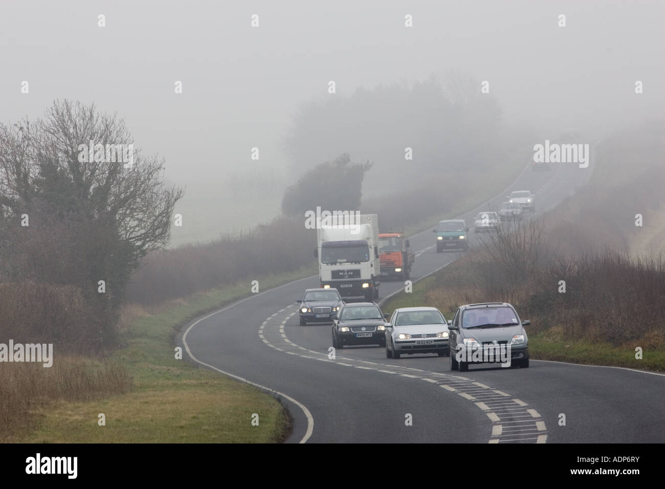 Autos und LKW fahren Nebel Weg Oxfordshire, Vereinigtes Königreich Stockfoto