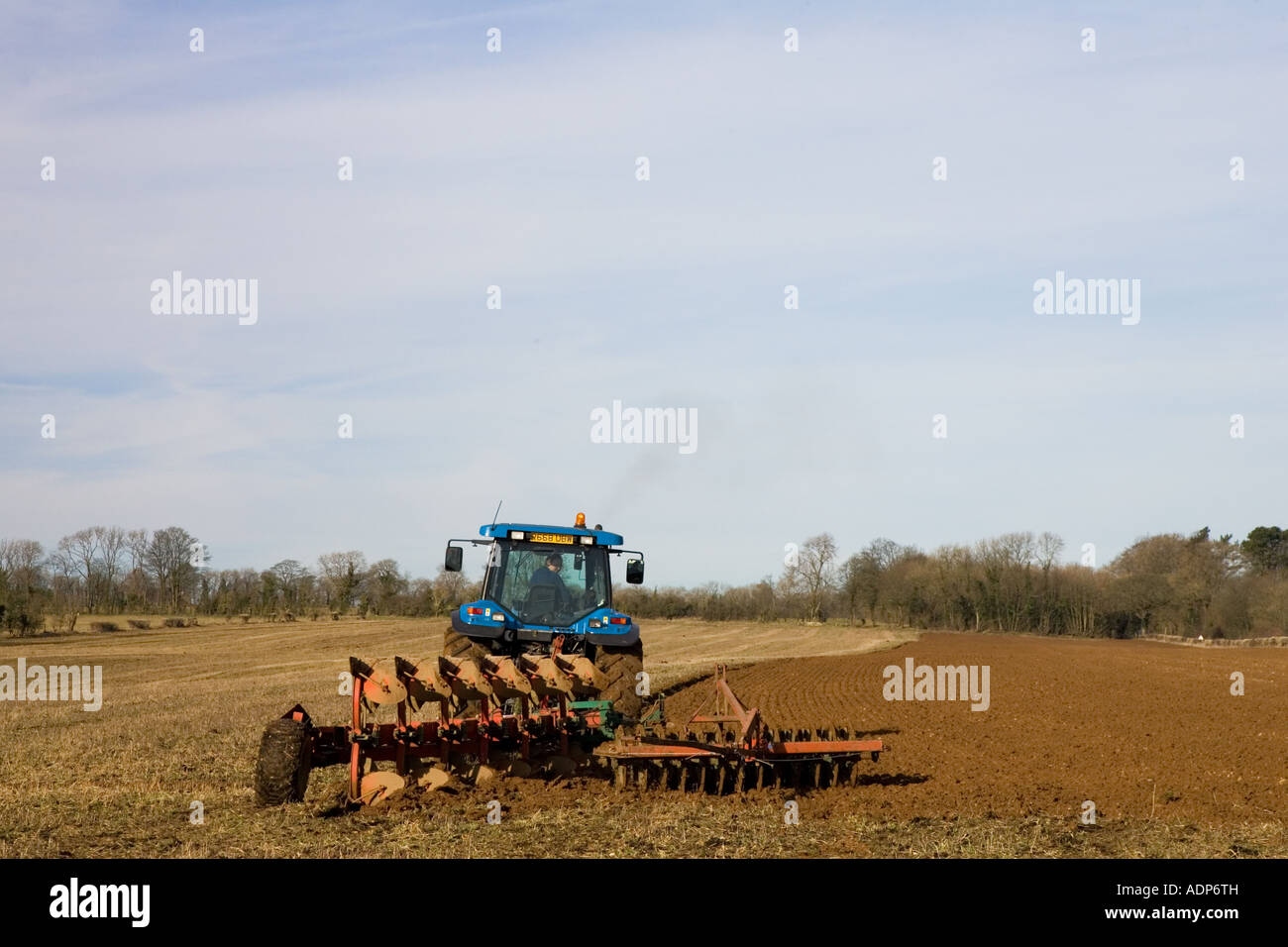 Traktor Pflügen Feld in Oxfordshire The Cotswolds Vereinigtes Königreich Stockfoto