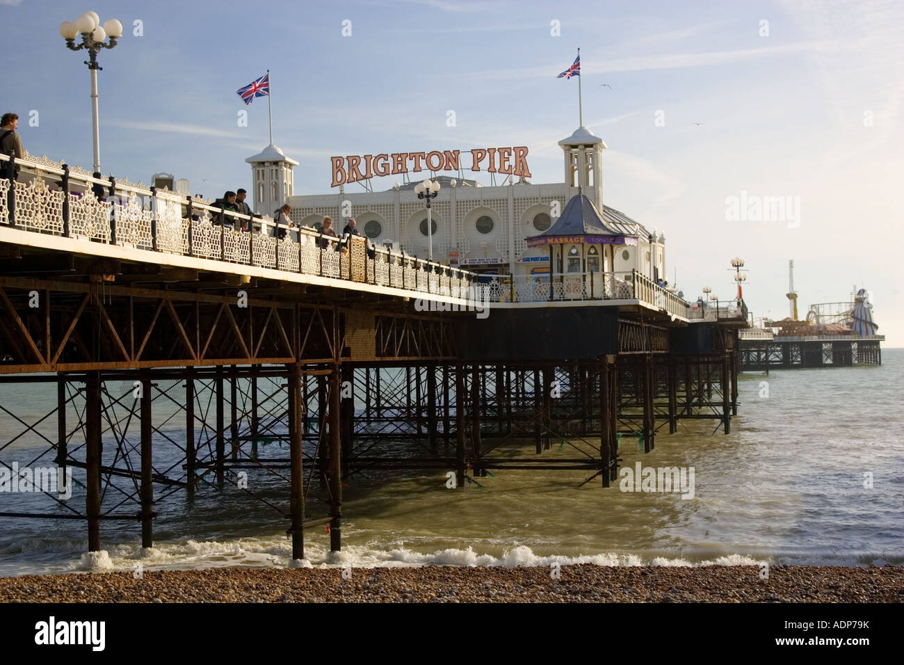 Union Jack-Flaggen auf Brighton Pier England Vereinigtes Königreich Stockfoto