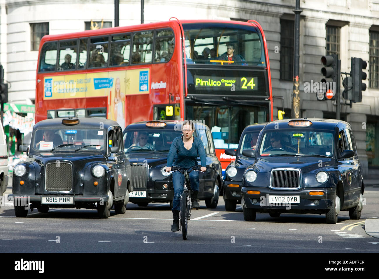 Biker vor starkem Verkehr in Trafalgar Square London Stadtzentrum England United Kingdom Stockfoto