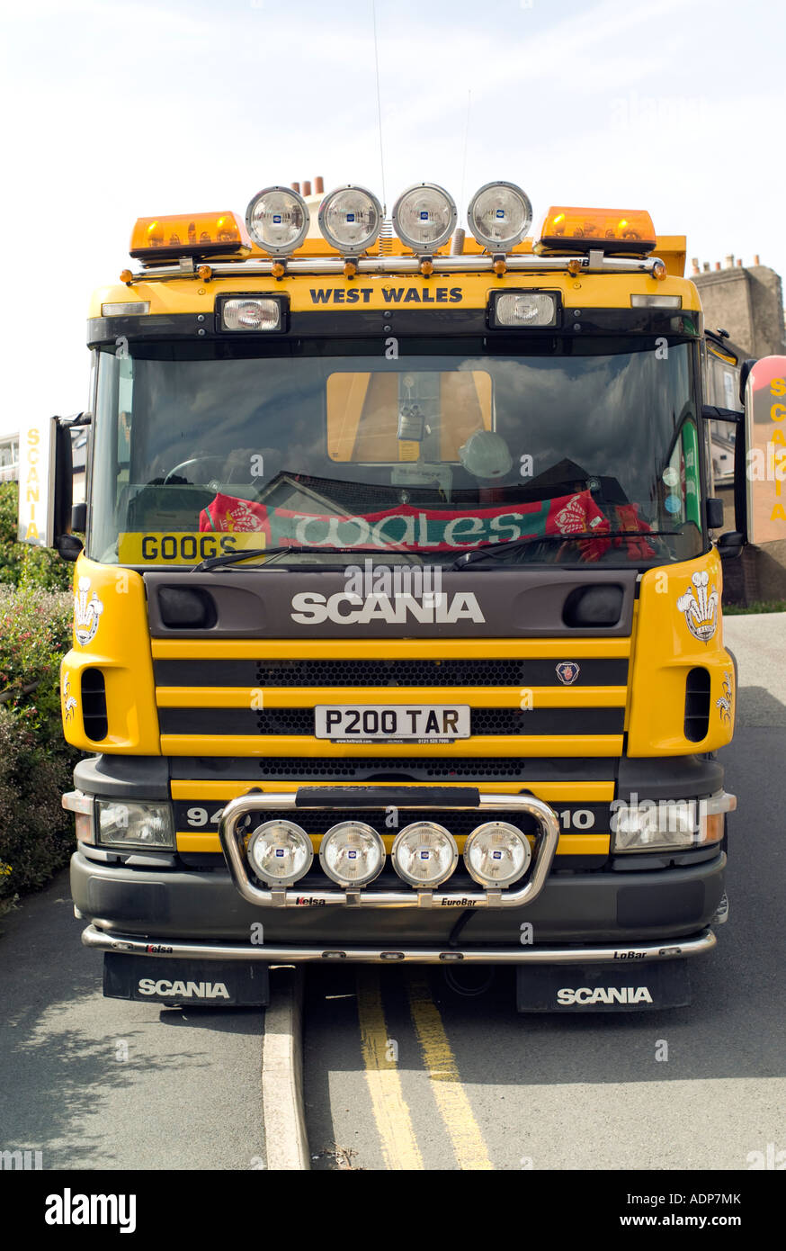 Scania LKW Aberystwyth Wales mit personalisierten P200 TAR Nummernschild gelb Stockfoto