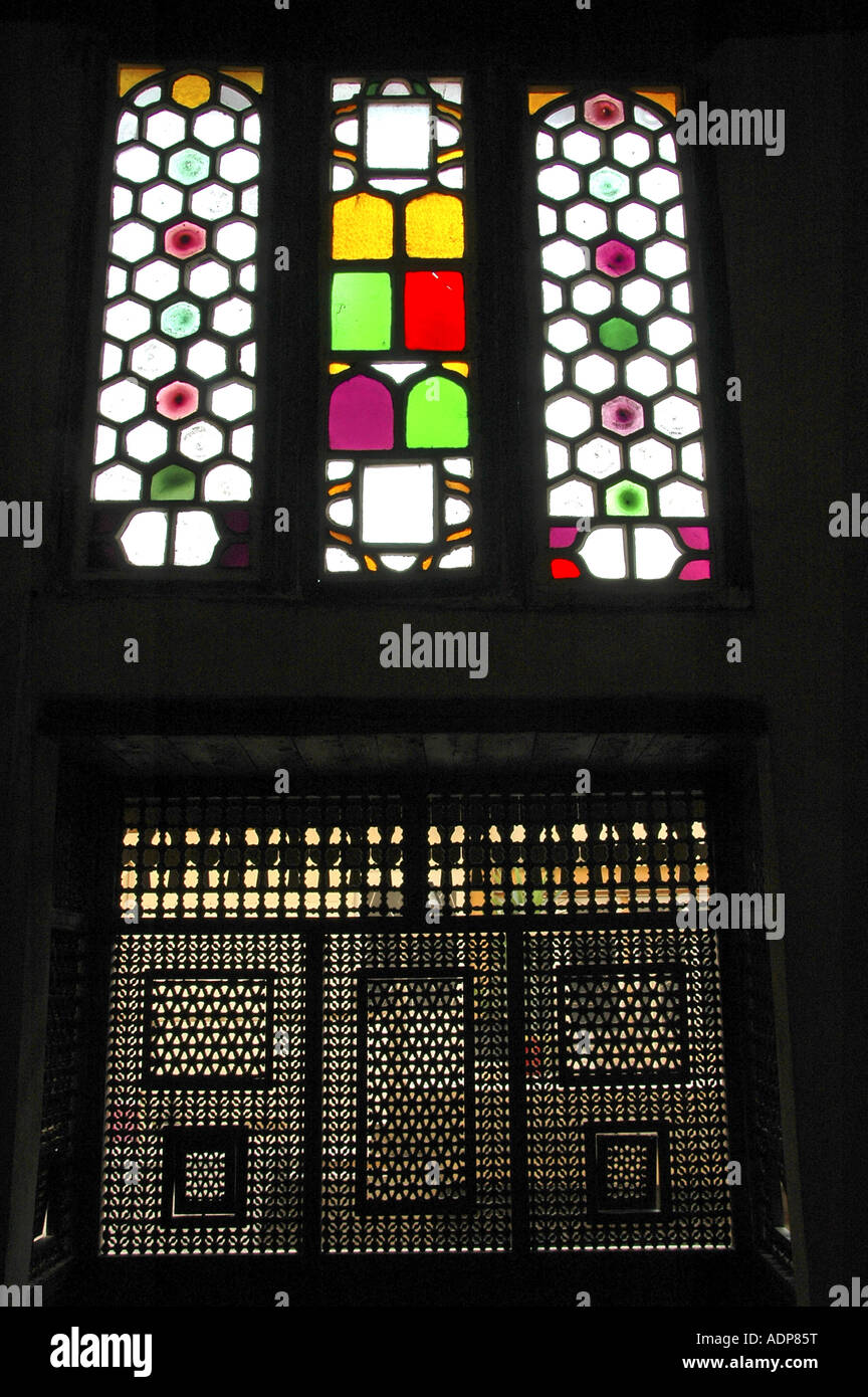 Ägyptischer Stil Maschrabiya Erker Fenster mit geschnitzten Holz Gitter von Bayt Al-Suhaymi Ottoman Ära Haus in Kairo Ägypten eingeschlossen Stockfoto