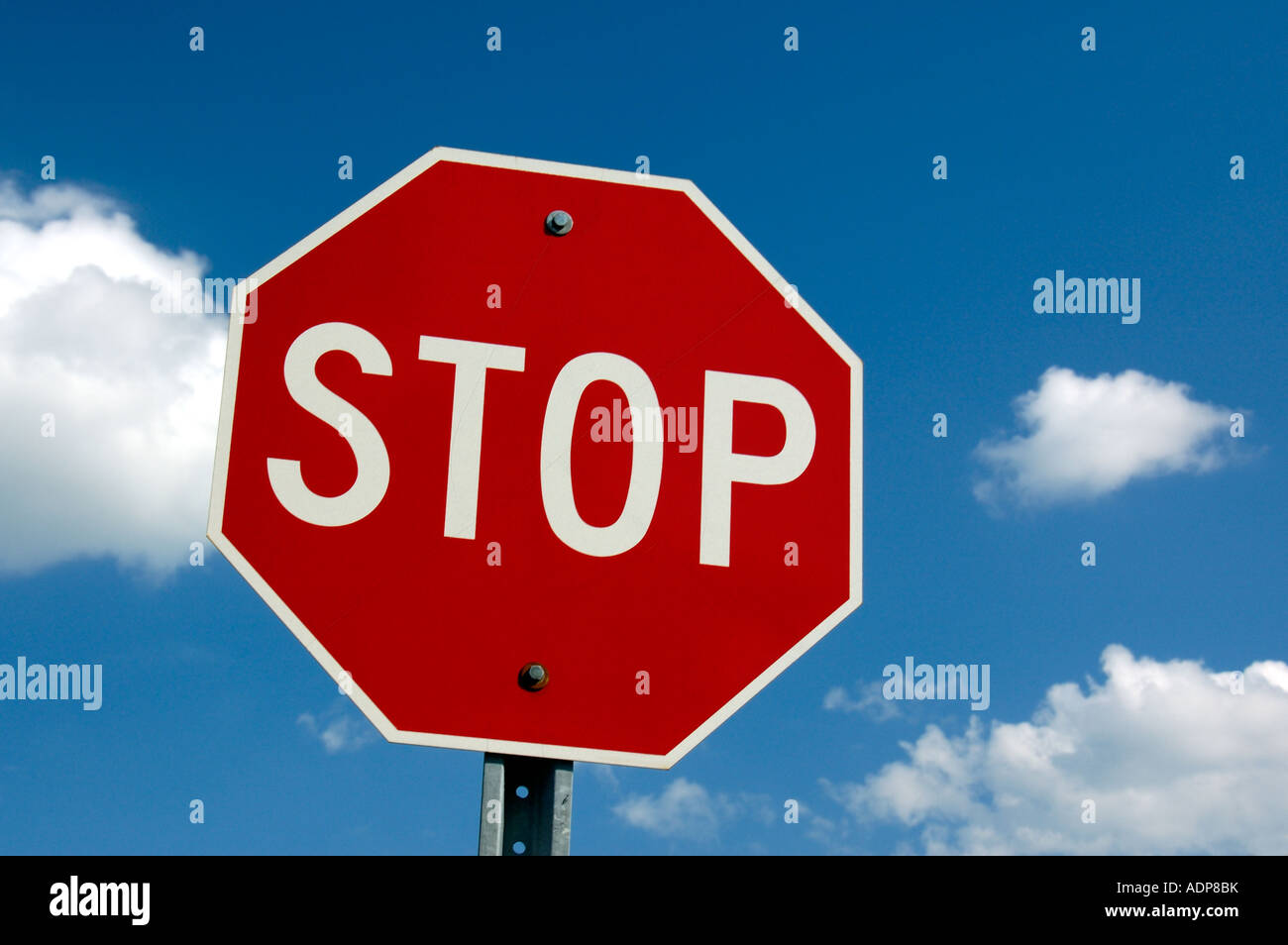 Eine Nordamerikanische kanadischen Straßenverkehr fahren Autobahn Stoppschild vor blauem Himmel Hintergrund Stockfoto