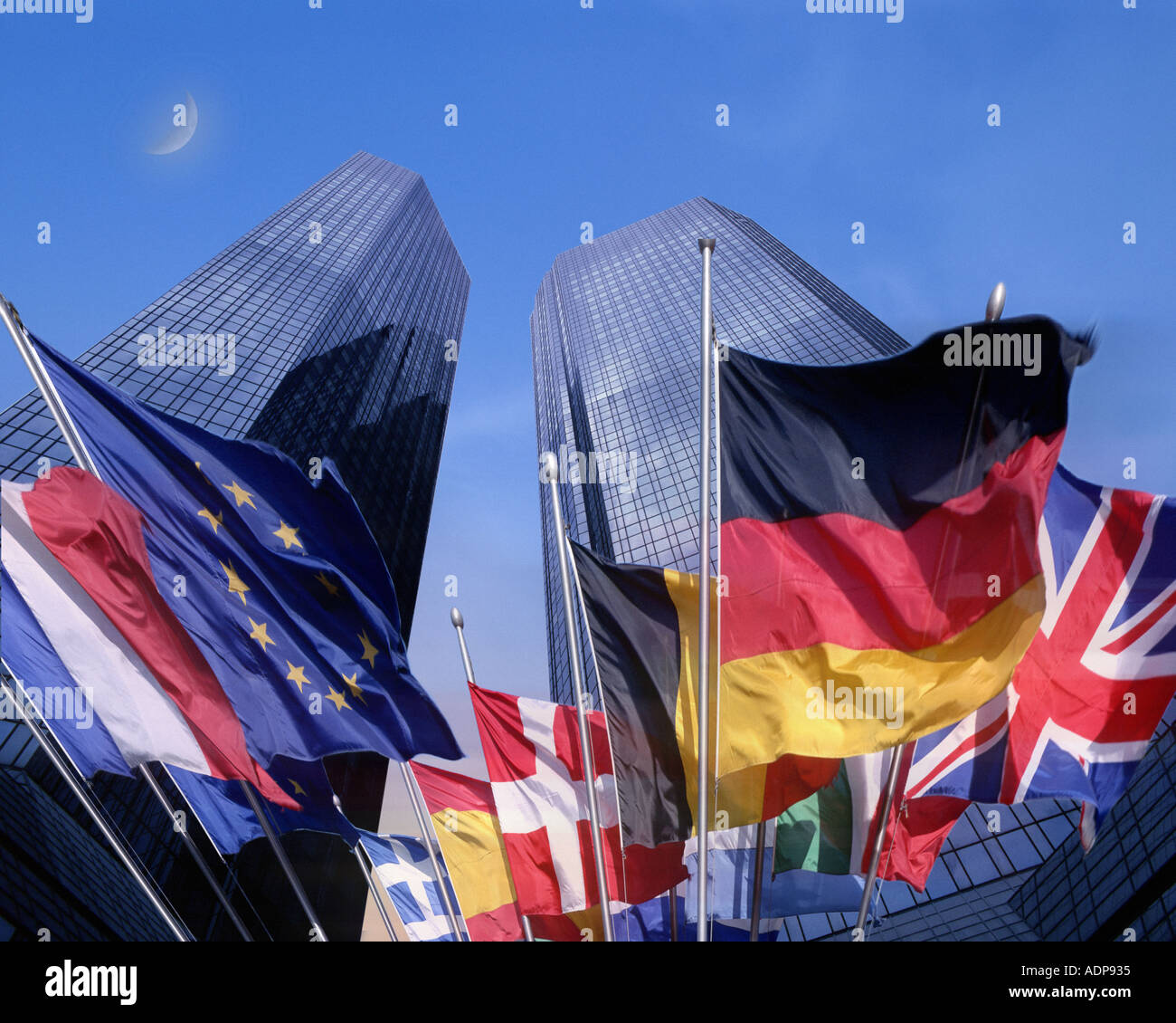 DE - HESSEN: Die Flaggen von Europa unter der Deutschen Bank in Frankfurt am Main Stockfoto