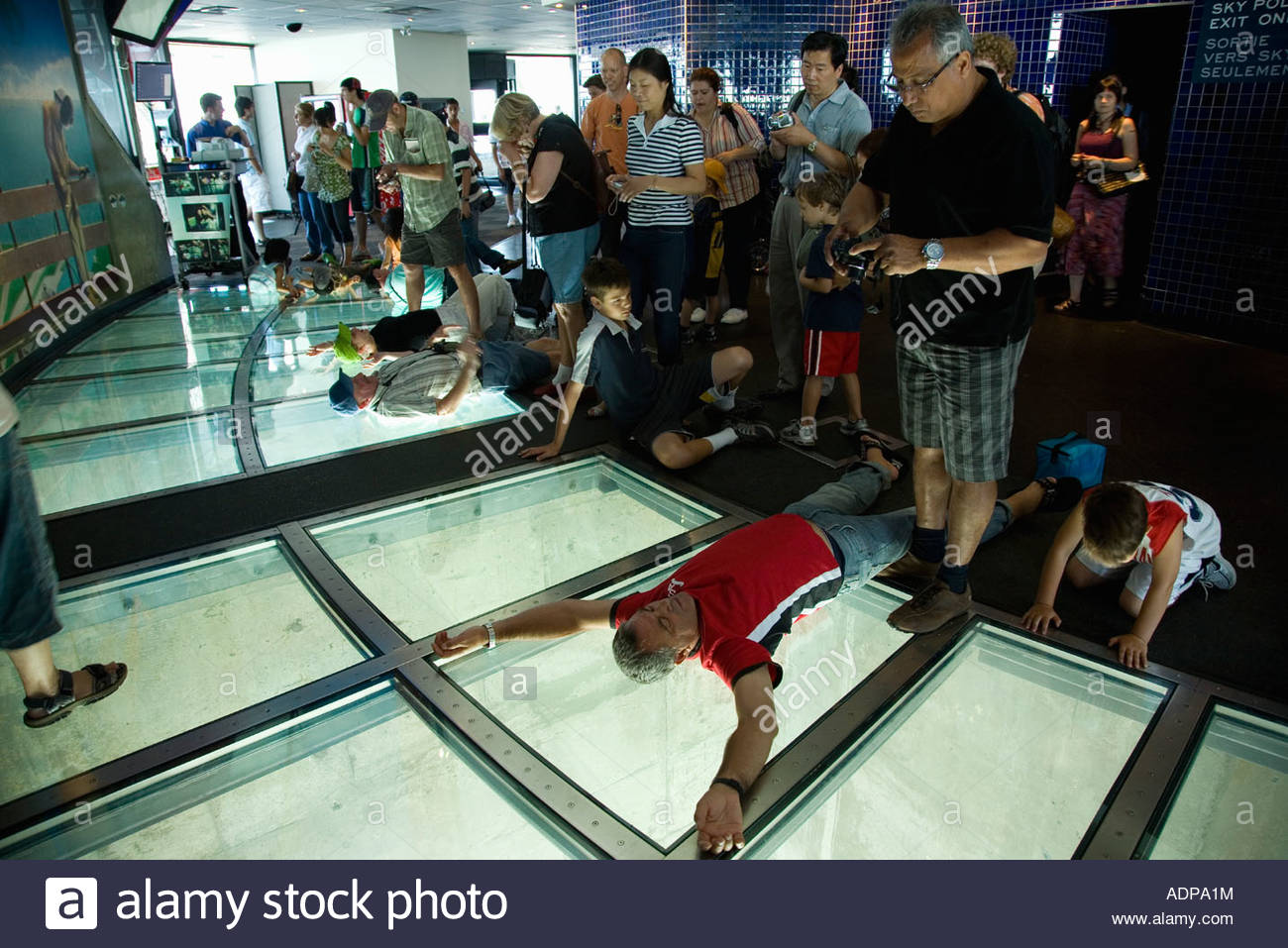 The Glass Floor Of The Cn Tower In Toronto Stockfotos The