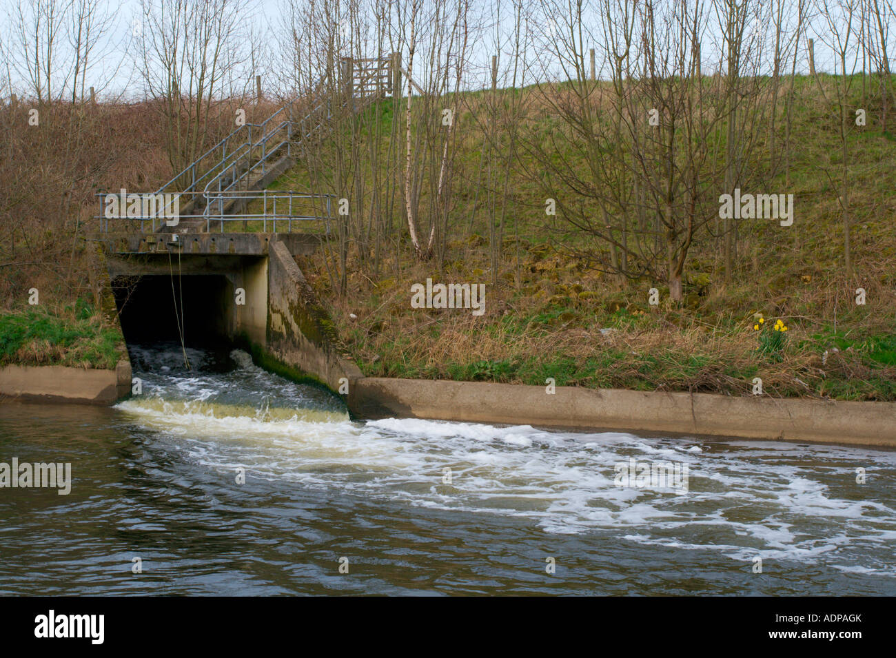 Esholt Abwasserreinigung funktioniert Abfluss auf den Fluss Aire Stockfoto