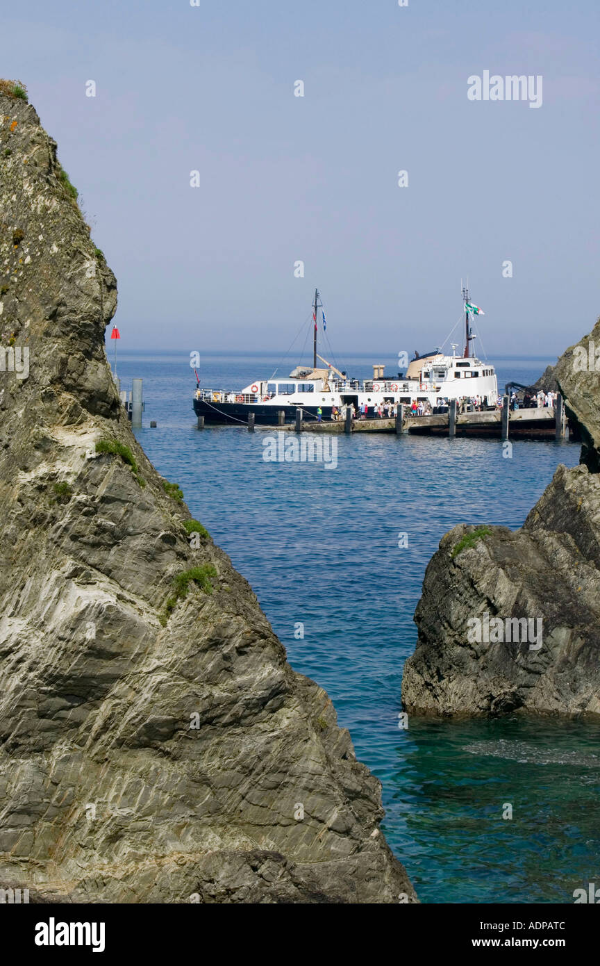 Der MS Oldenburg, der Lundy Island Fähre festgemacht auf Lundy Island, mit Passagieren, North Devon Stockfoto