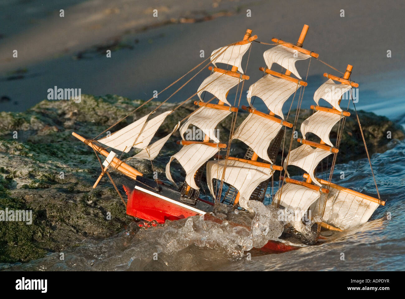 Sinkende Schiff zeigt das Konzept der eine verlorene Sache Stockfoto