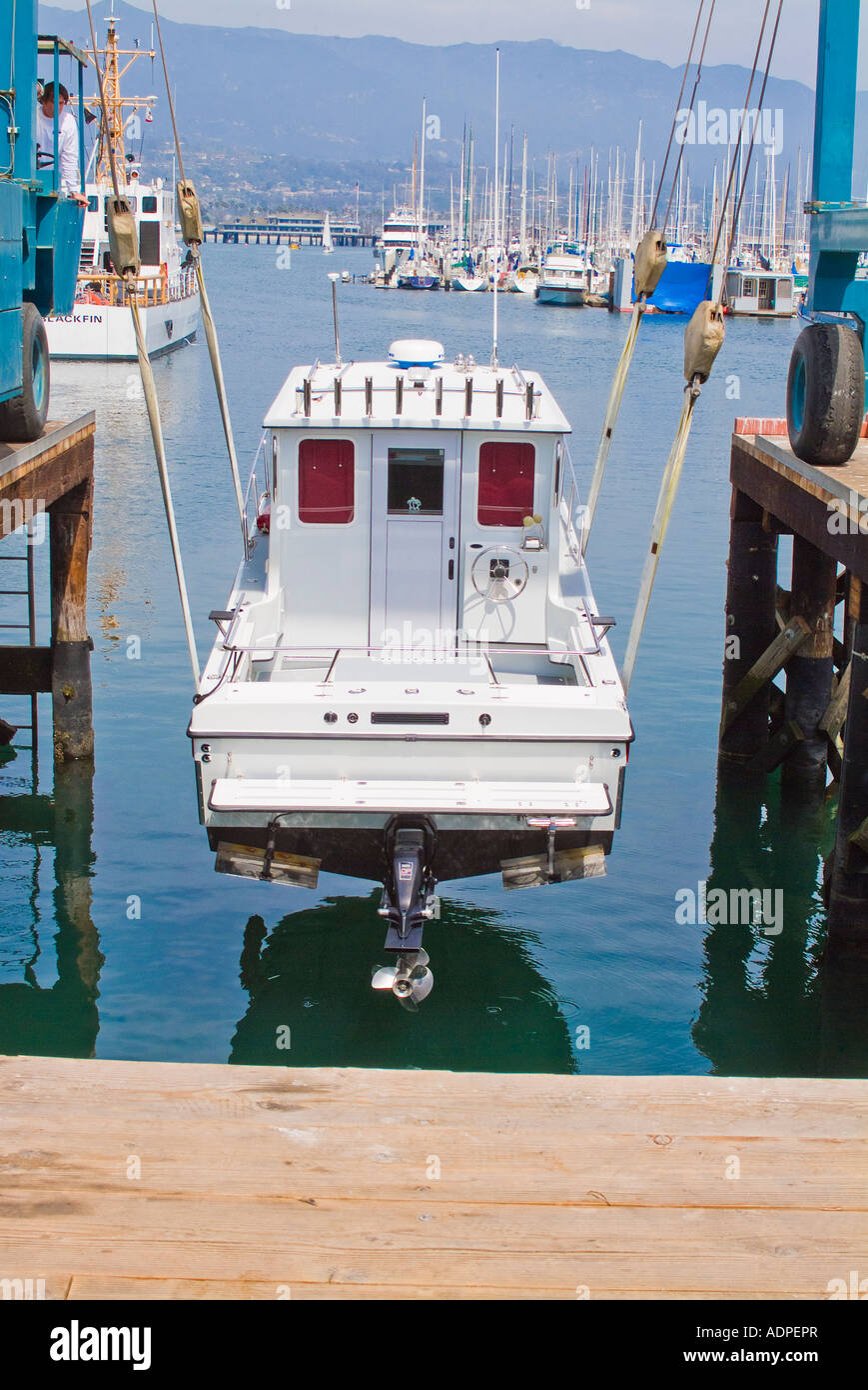 Yacht im Trockendock von automatisierten Kran angehoben wird Stockfoto