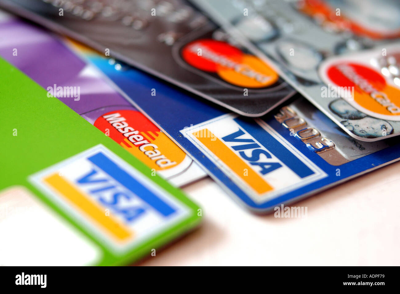 Kreditkarten in einem Stapel auf weißem Hintergrund Stockfoto
