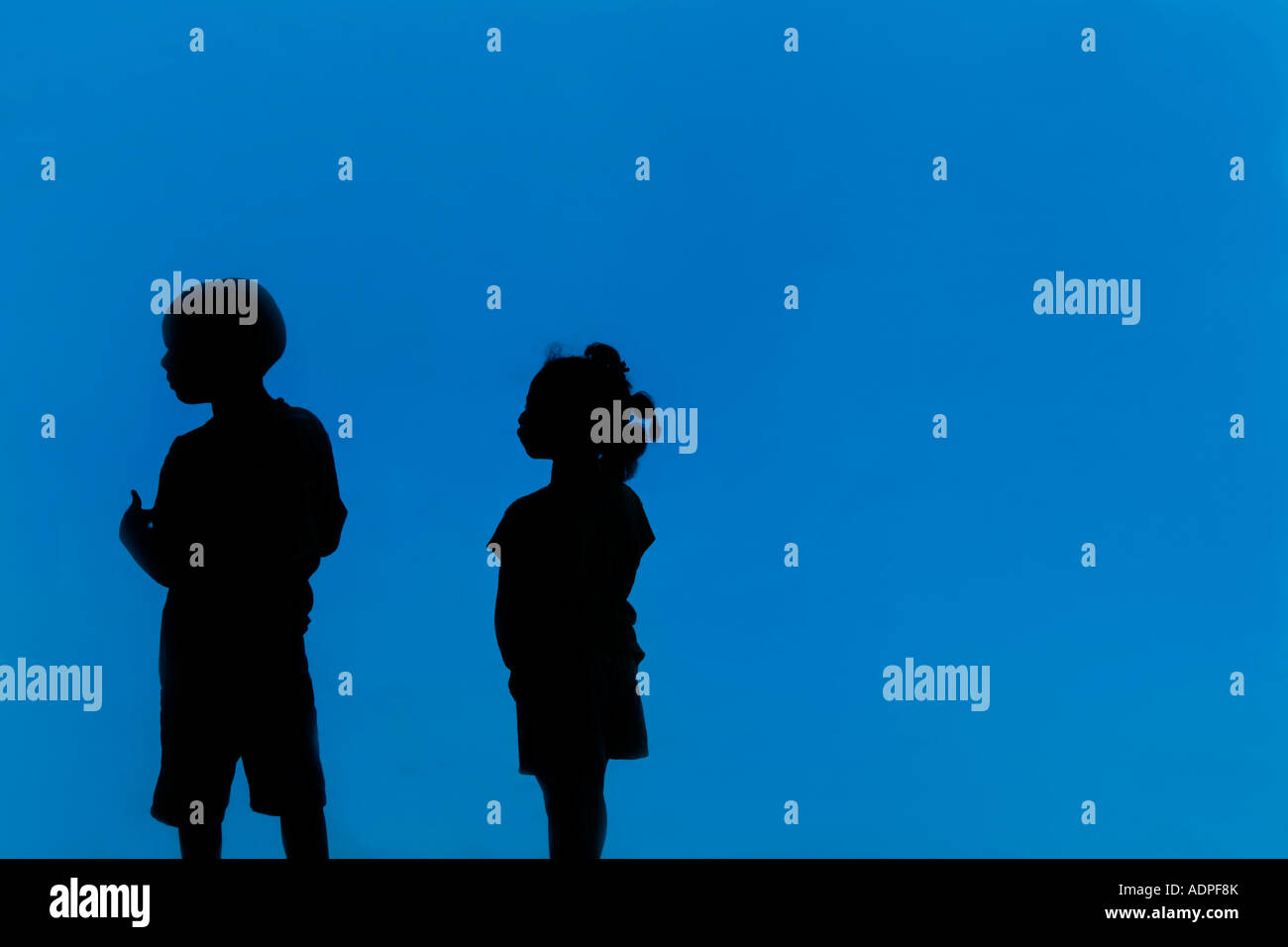 Mädchen und jungen im Aquarium Fenster Verdunkelung Stockfoto