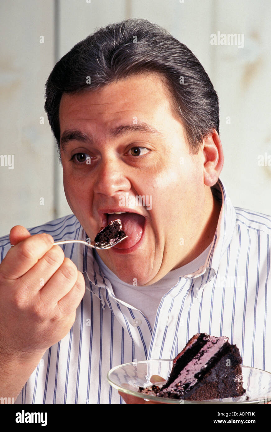 Porträt von einem übergewichtigen Mann Essen kalorienreiche dessert Stockfoto