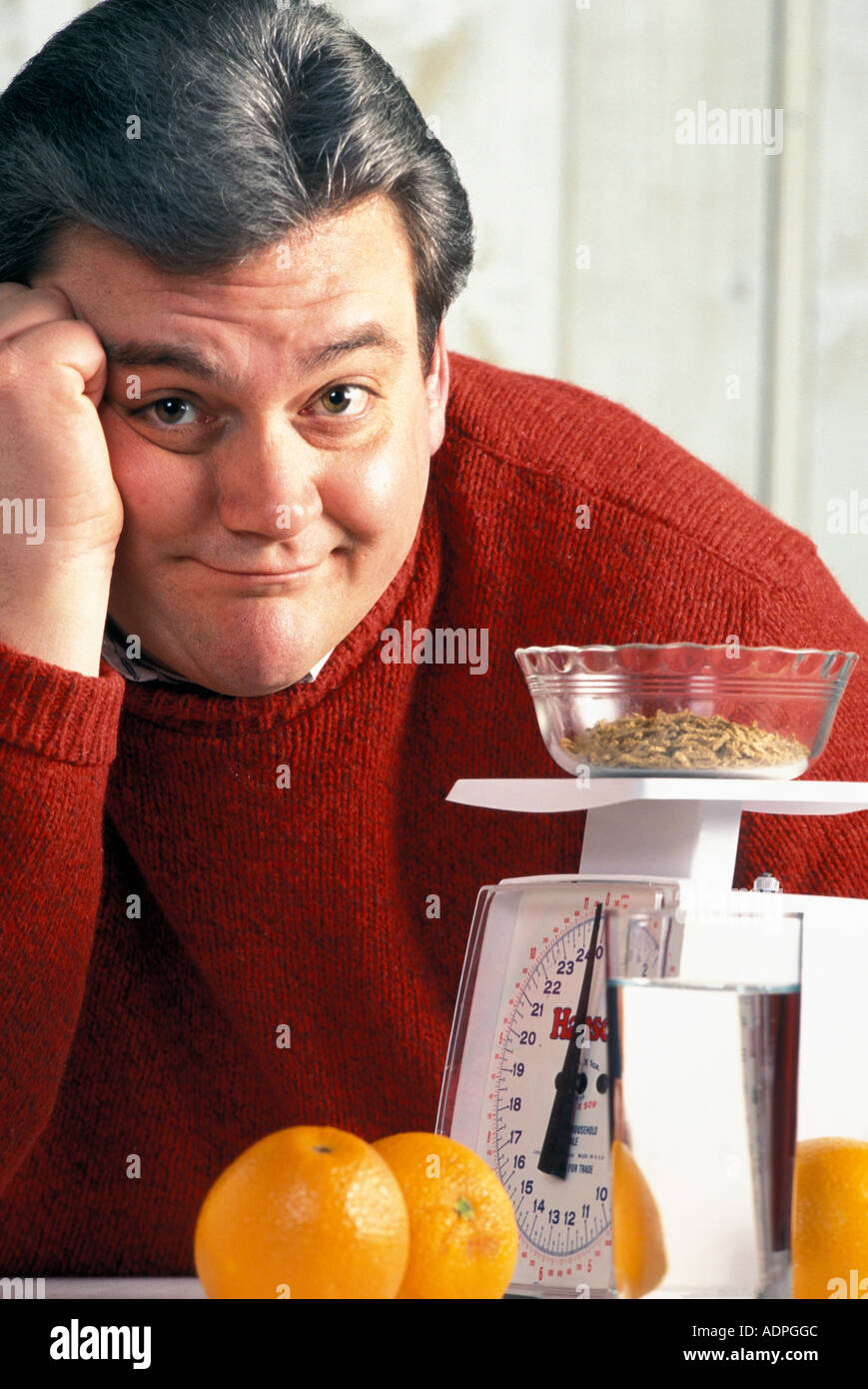 Übergewichtiger Mann messen, Kleie Getreide Stockfoto