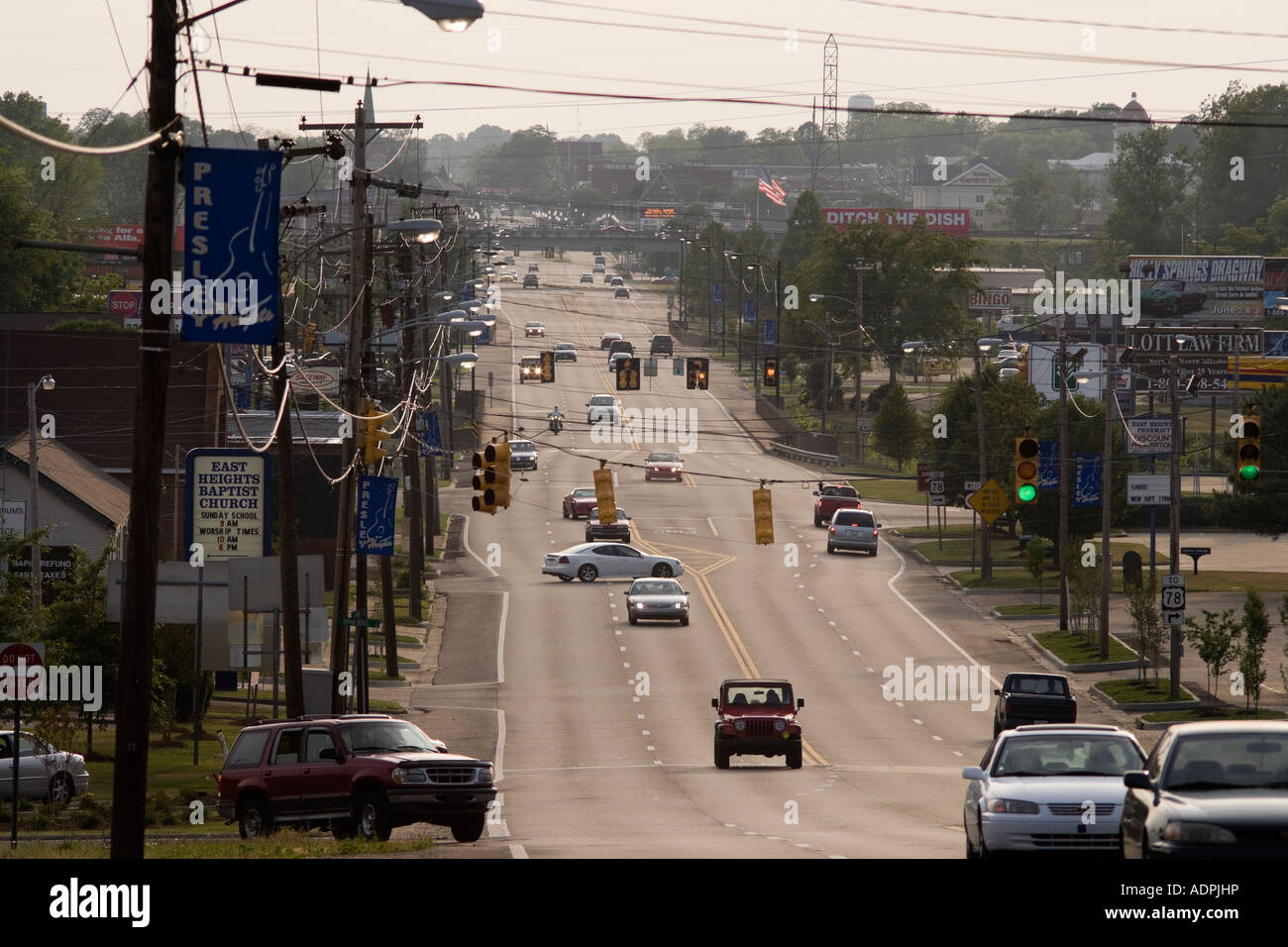 Tupelo Mississippi - Presley Höhen und Main Street mit Tupelo Hardware in der Ferne: Pilgerstätte für Fans von Elvis. Stockfoto