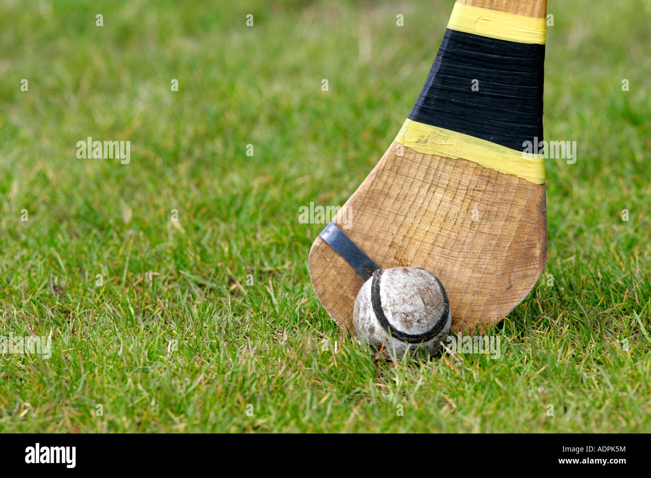 Leder sliothar hurling Kugel neben Leiter Klebeband caman Hurley Stick