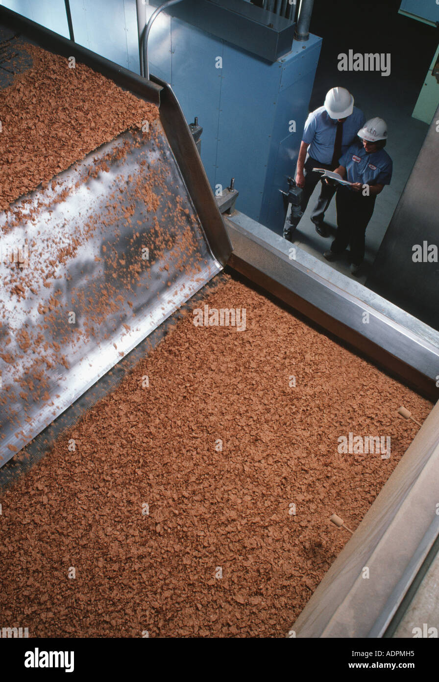 Manager und Arbeitnehmer auf eine Wartung Bericht in einem Frosted Flakes Müsli Fabrik in Mexiko Stadt Stockfoto