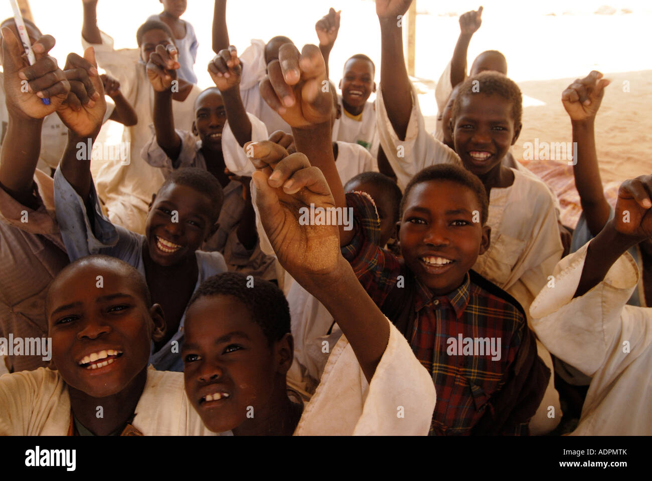 Africa.Chad. Bredjing Lager für sudanesische Flüchtlinge. Schule .enthusiastic jungen erheben ihre Hände um die Lehrer s-Frage beantworten Stockfoto
