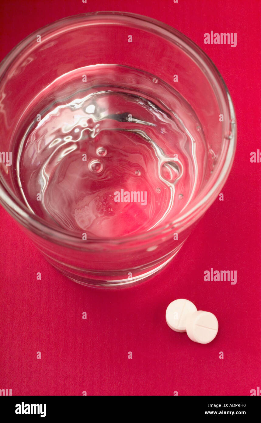 Glas Wasser mit Aspirin Stockfoto