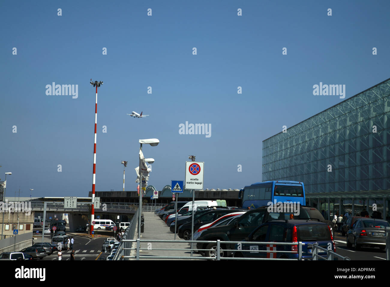 Autos und Ätna Bus Abfahrt Terminal Flughafen CataniaSizilienItalien Stockfotografie Alamy