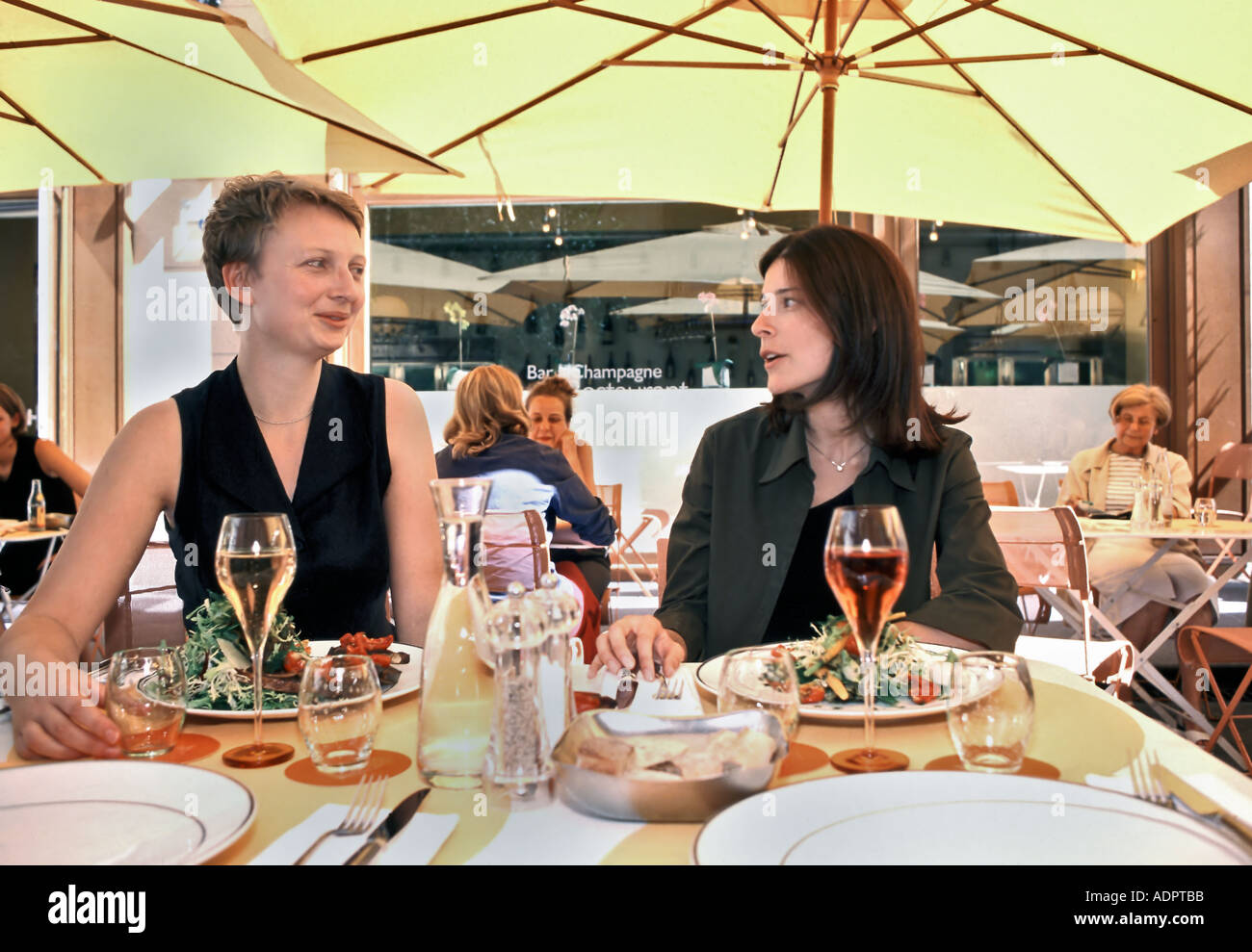 Paris Frankreich, weibliche Erwachsene, Freunde, Mittagessen im trendigen Restaurant, französisches Leben, gemeinsame Mahlzeiten, französischer Zollchampagner Stockfoto