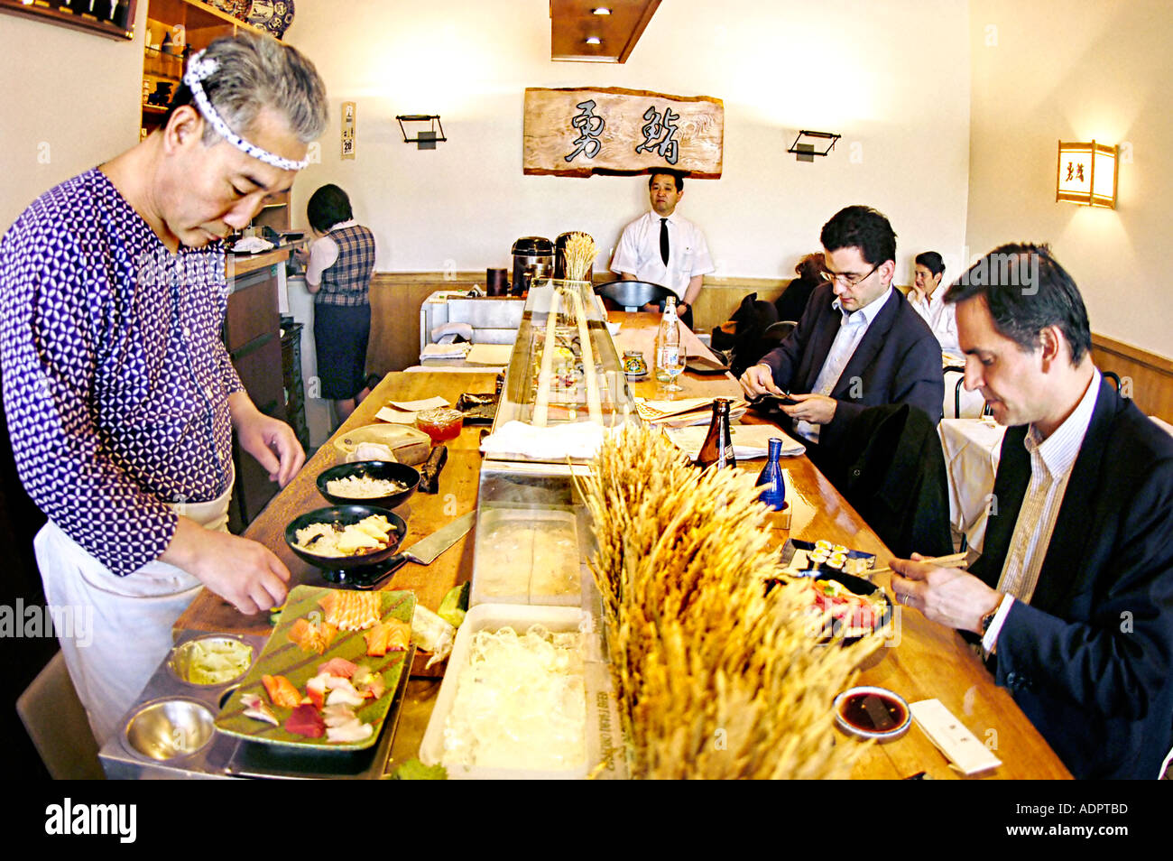 PARIS Frankreich, modernes japanisches Restaurant mit Inneneinrichtung, Sushi-Chef in „Isami“-Geschäftsleuten beim Mittagessen, Essen an der Theke, Fischrestaurant Stockfoto