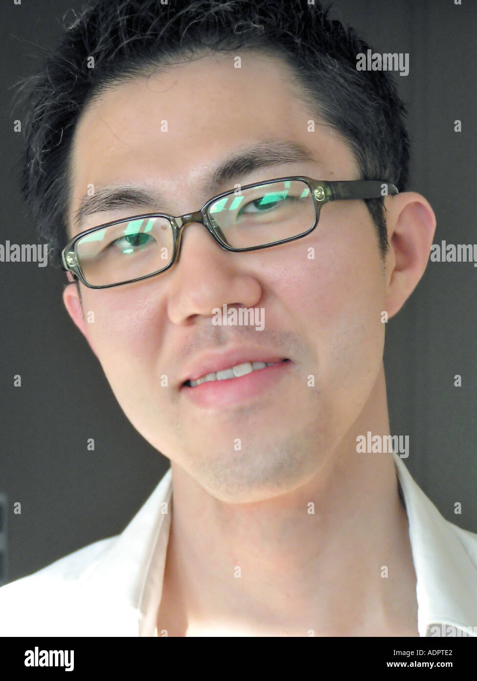 Porträt jungen asiatischen Mann mit Brille "Blick in die Kamera" "Gesicht des Mannes" Stockfoto
