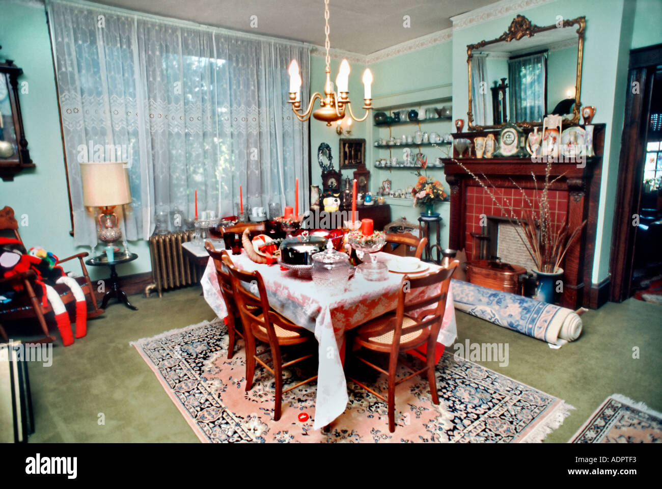 Pittsburgh, PA, USA, Innenarchitektur 50s Home Antiquitäten Esszimmer, Einfamilienhaus, voll von Knick-Schnacks, Weihnachtsdekorationen Stockfoto