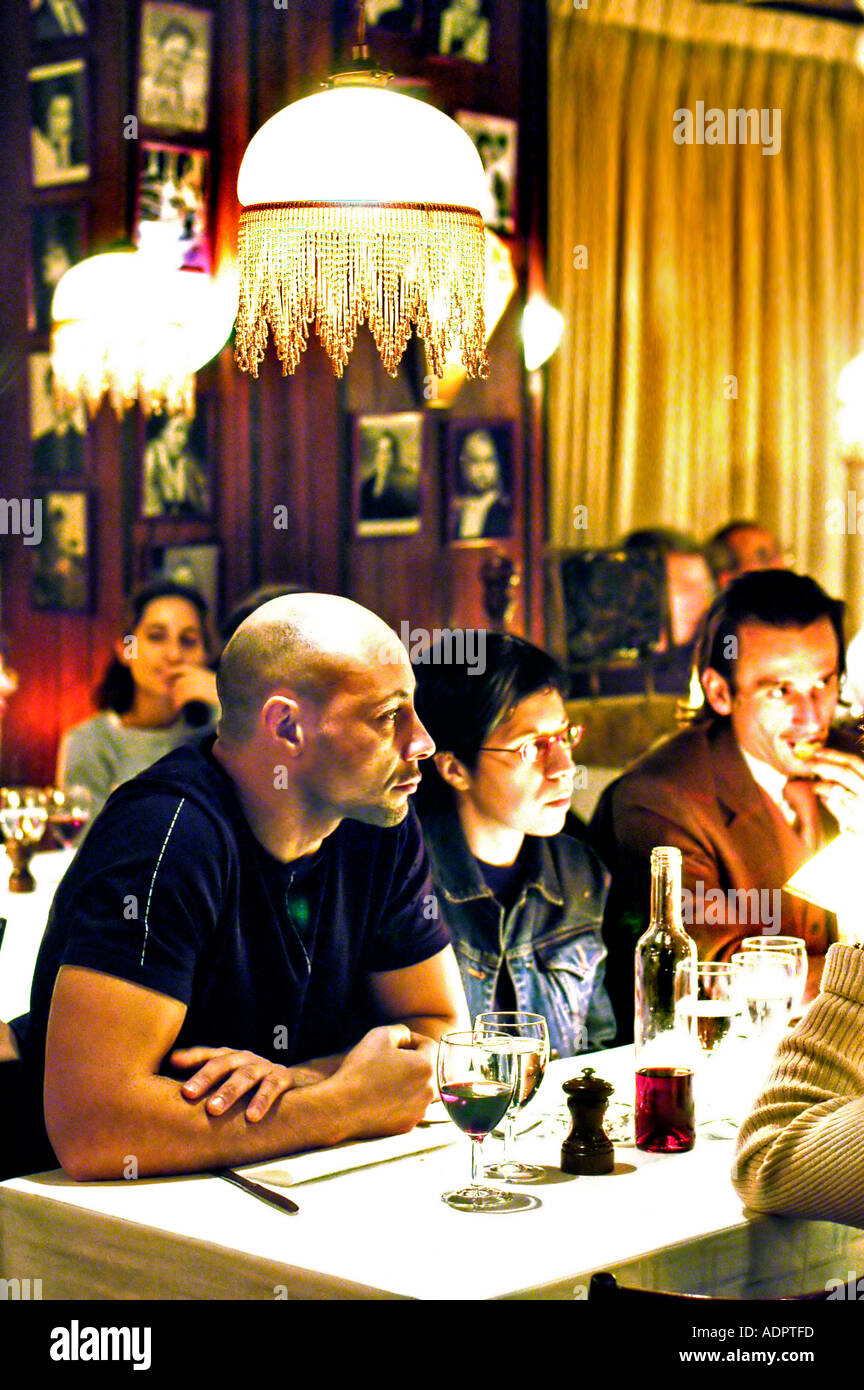 PARIS Frankreich, Gruppendiskussionen für Erwachsene, gemeinsame Mahlzeiten am Tisch im französischen Bistro-Restaurant „Chez Arthur“ mit Bistrothinterieur, in Pariser Restaurants Stockfoto