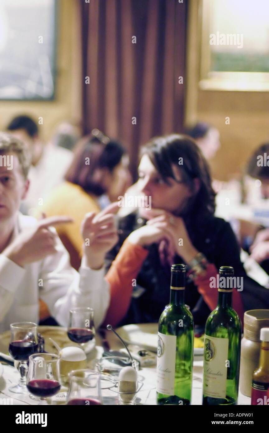 PARIS Frankreich, Erwachsene teilen Mahlzeiten im französischen Bistro-Restaurant "Le Rendez-Vous De La Marine" Französisch rot Weinflaschen auf Tisch, Stockfoto