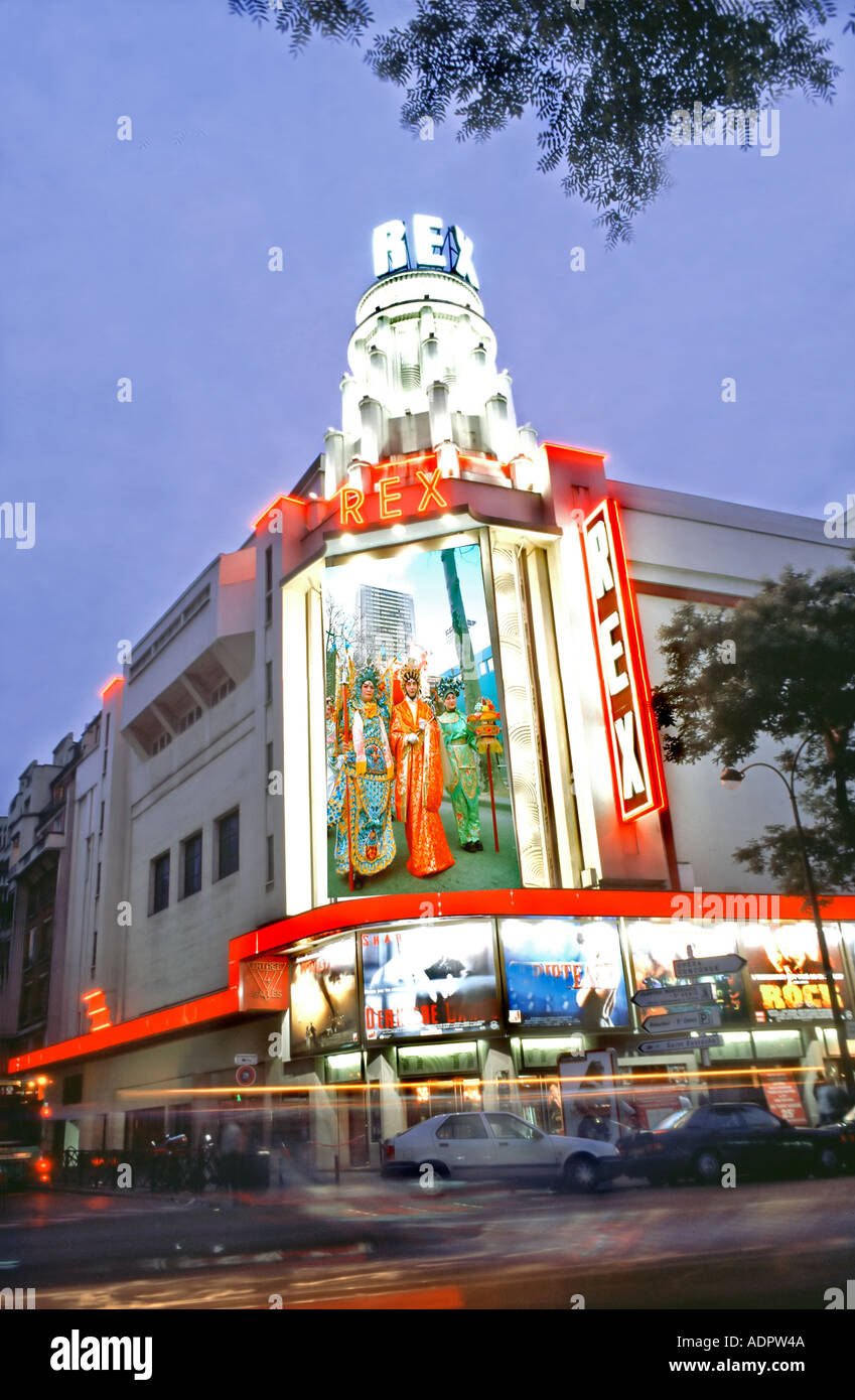 Paris Frankreich, 'Rex Movie Theatre' Art déco-Architektur Front Marquee bei Nacht paris Art Cinema der 1930er Jahre, Vintage-Kino-Architektur Straße Stockfoto