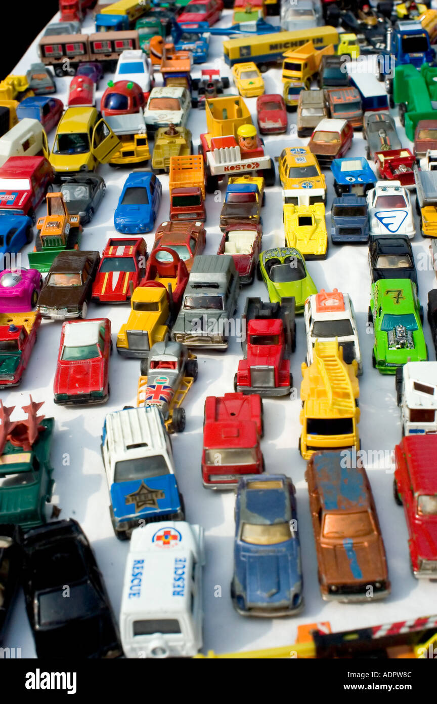Paris Frankreich, Shopping, 1980er Jahre Vintage Spielzeug verschiedene Spielzeugautos Flohmarkt Detail, Kollektion, Metallgegenstand Stockfoto