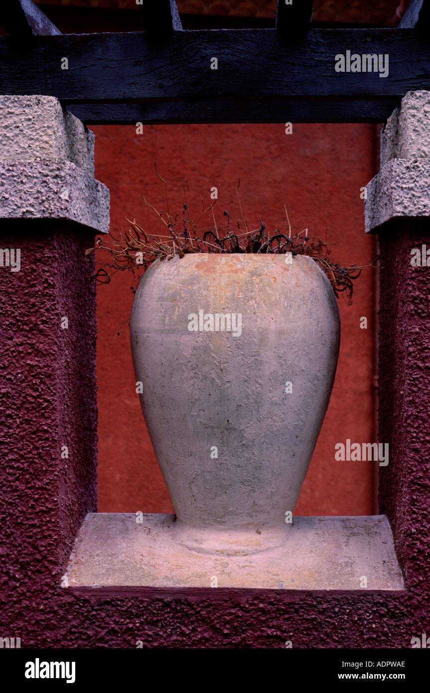 Urne auf eine Wand im Süden Frankreichs Stockfoto