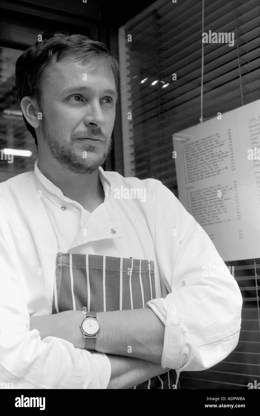 Alastair Little, Chefkoch, steht vor seinem Restaurant in Frith Street, Soho, London, UK, Juni 1987. Stockfoto