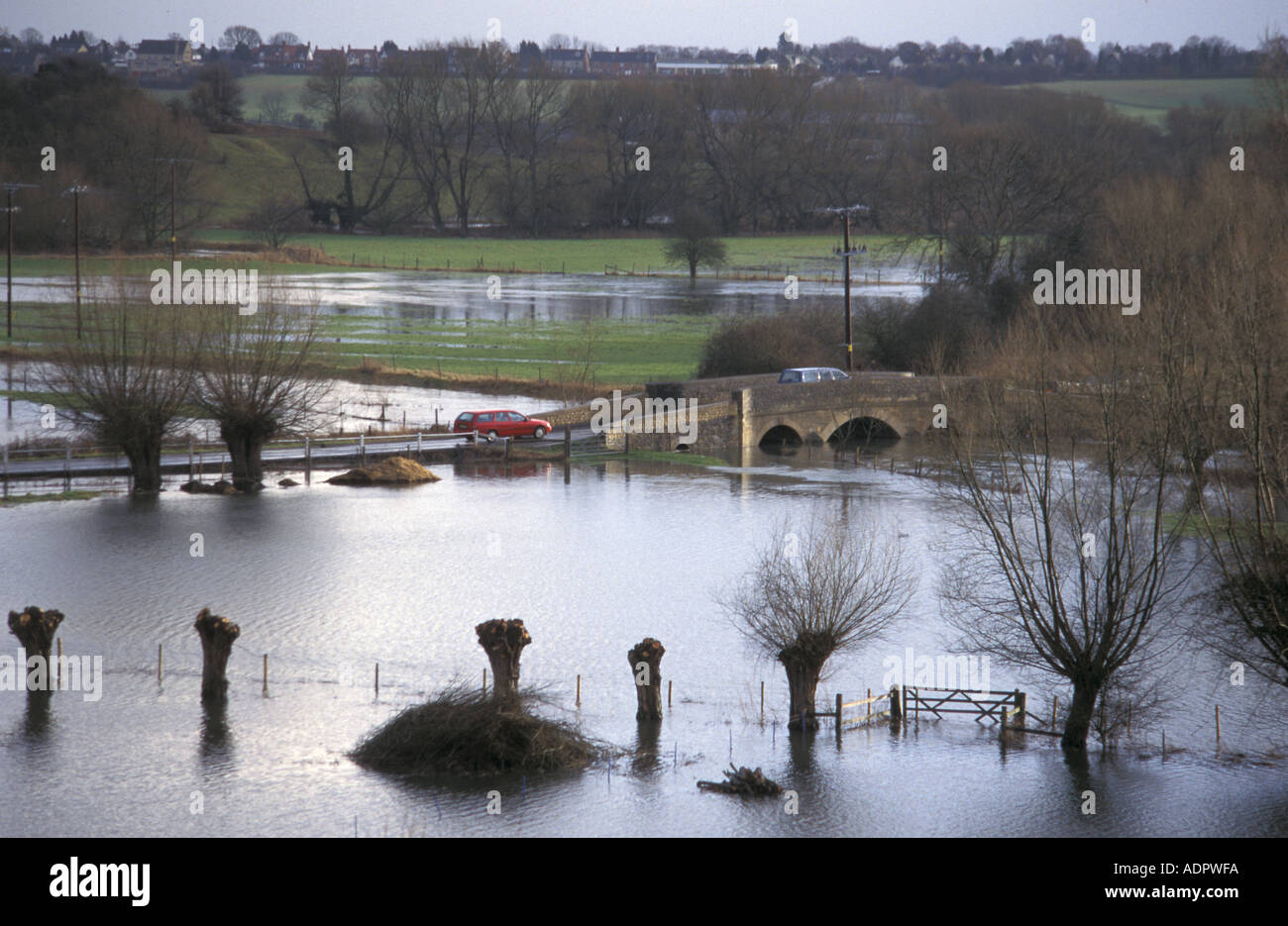Überfluteten Felder im Windrush Tal in der Nähe von Oxford England Stockfoto