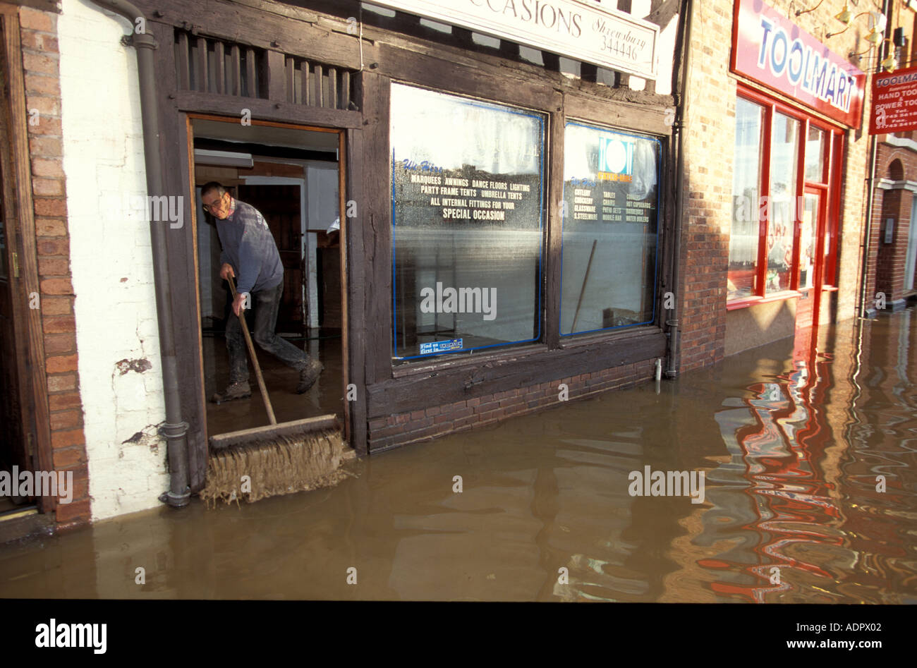 Überflutete Geschäfte in Shrewsbury am Fluss Severn in Worcestershire, England Stockfoto