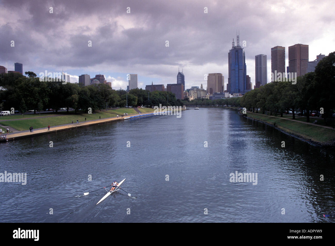 Australien Victoria Rudern Regatta auf dem Yarra River mit Skyline von Melbourne Flussufer Stockfoto