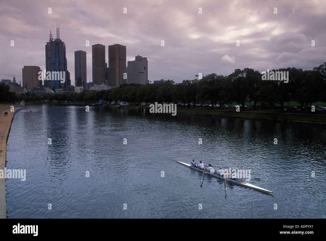 Australien Victoria Rudern Regatta auf dem Yarra River mit Skyline von Melbourne Flussufer Stockfoto