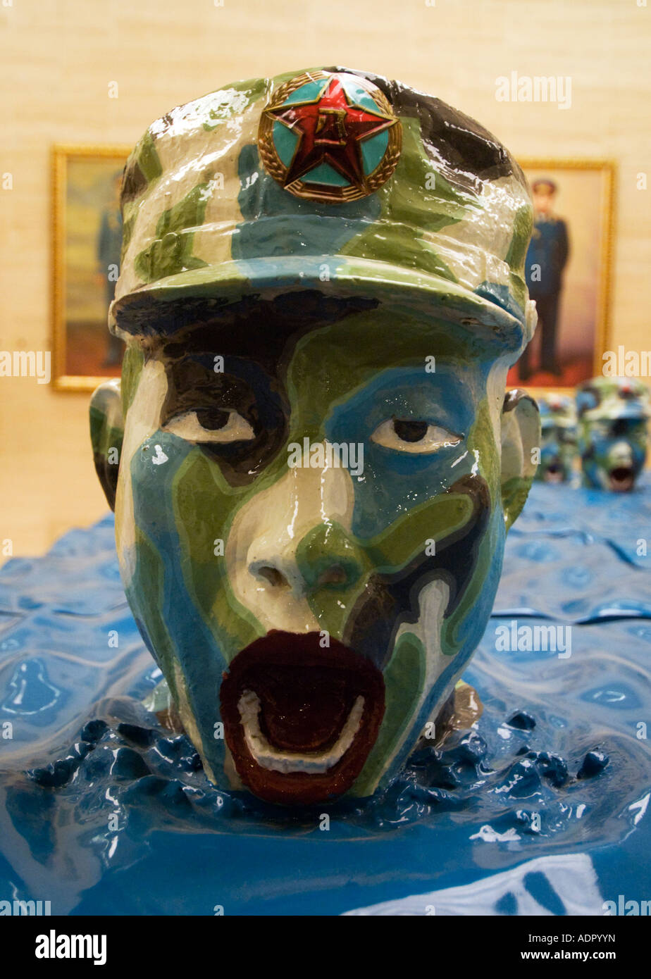 Moderne Skulptur des Soldaten im National Art Museum of China in Peking 2007 Stockfoto