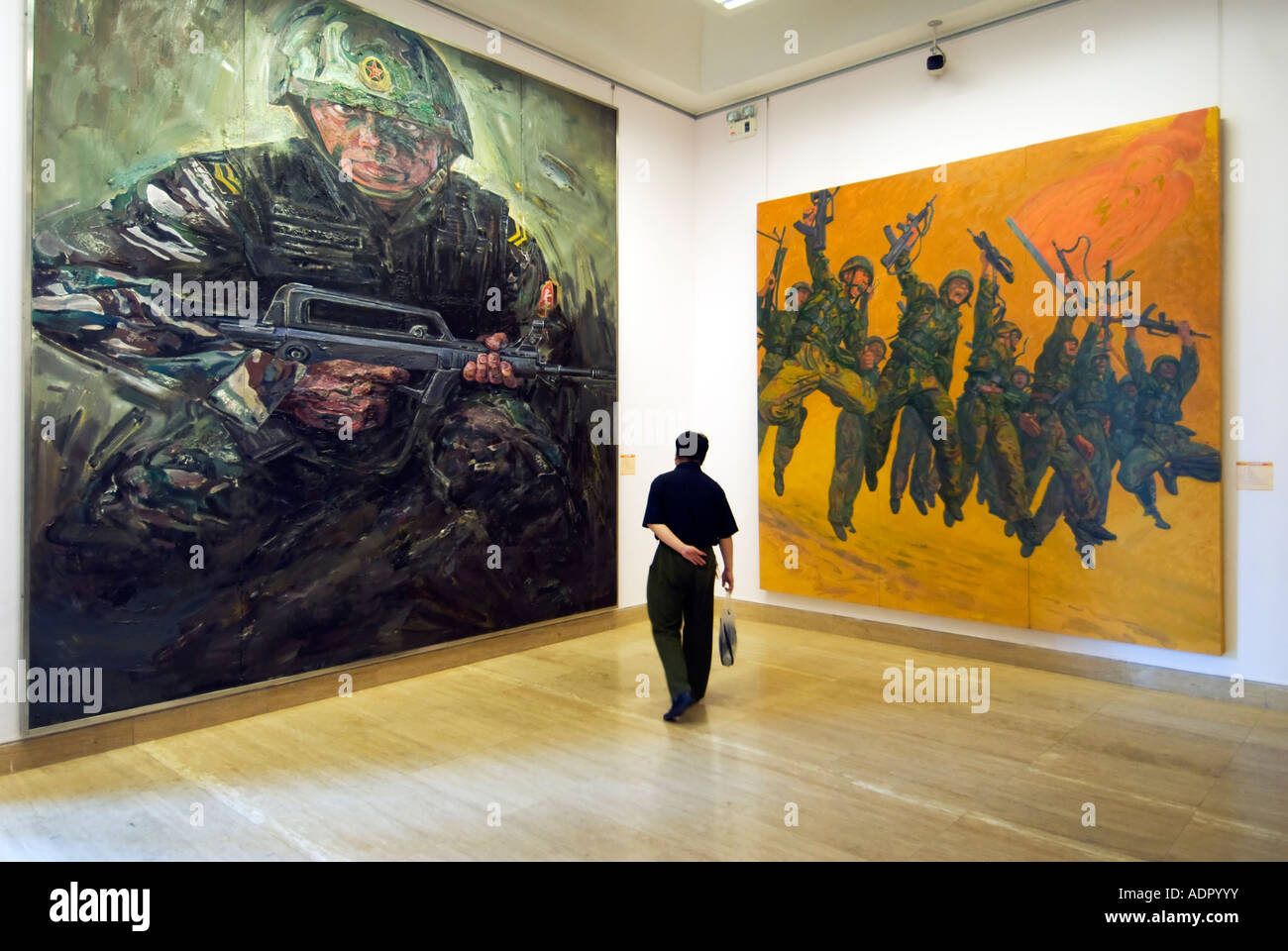 Moderne Gemälde, auf denen die Völker Volksbefreiungsarmee PLA im National Art Museum of China in Peking 2007 Stockfoto