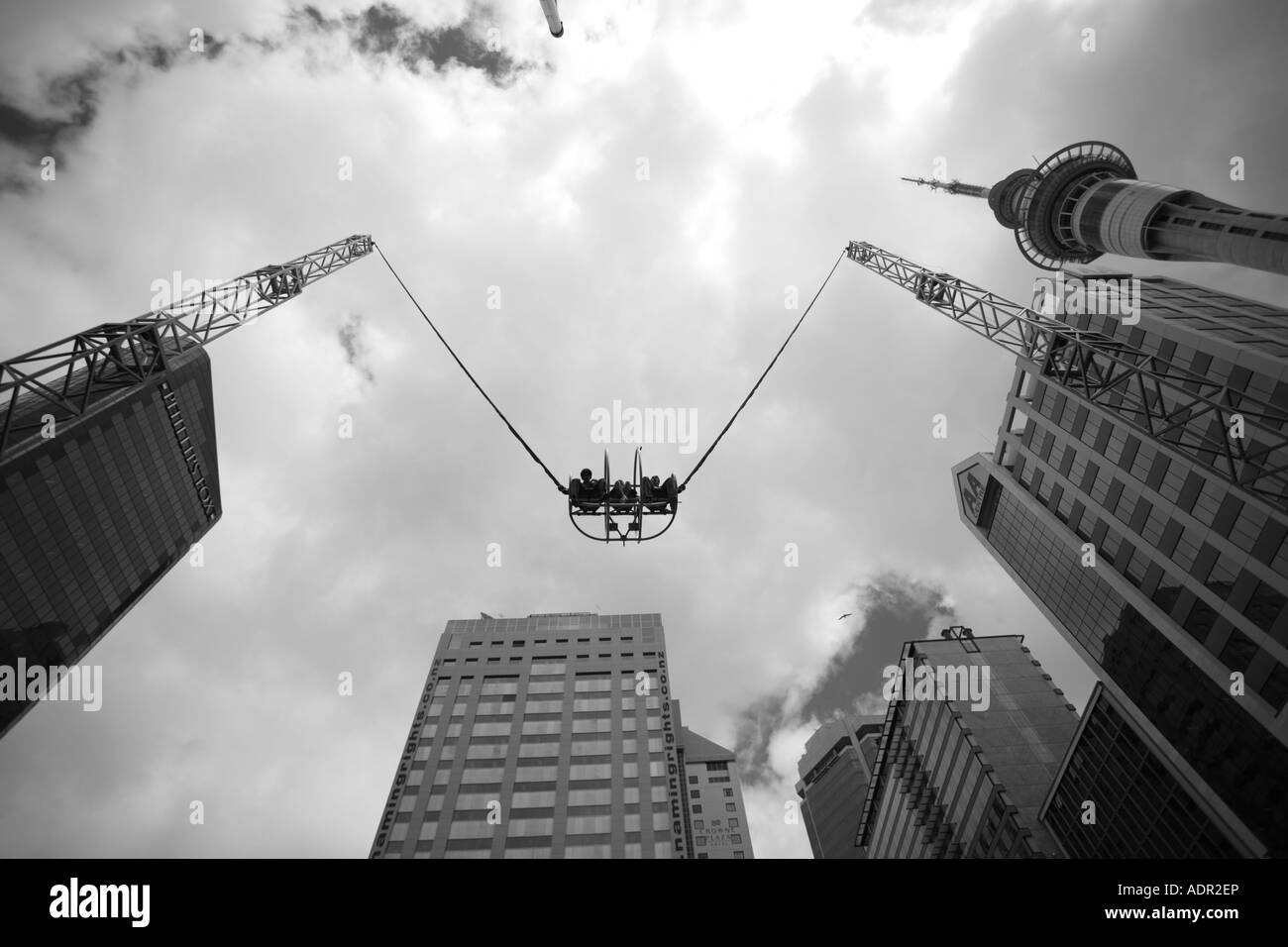 Neuseeland Nord Insel Auckland Touristen fahren Reverse Bungee Jump entlang der Victoria Avenue West Stockfoto